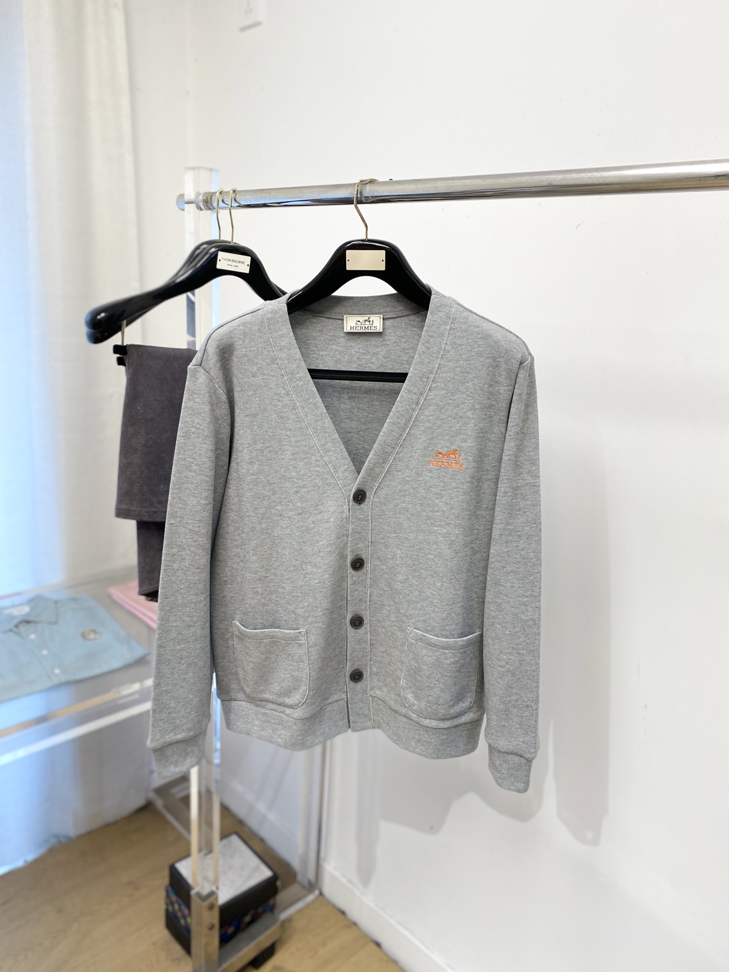 🌾退换！ 爱马仕、2025新品开衫卫衣，帅气时尚，胸前精致刺绣图案字母logo，简约百搭款。面料棉 不仅