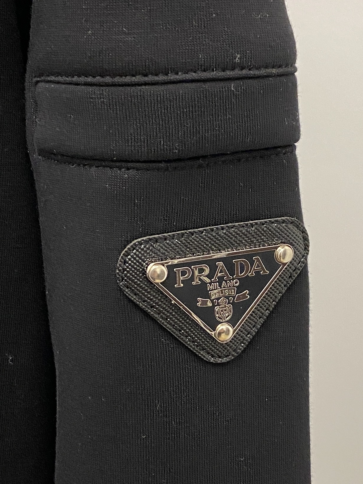 ￼ 🌾退换！ 普拉达、2025新品长袖卫衣，帅气时尚，胸前精致刺绣字母logo，简约百搭款。面料棉 不仅