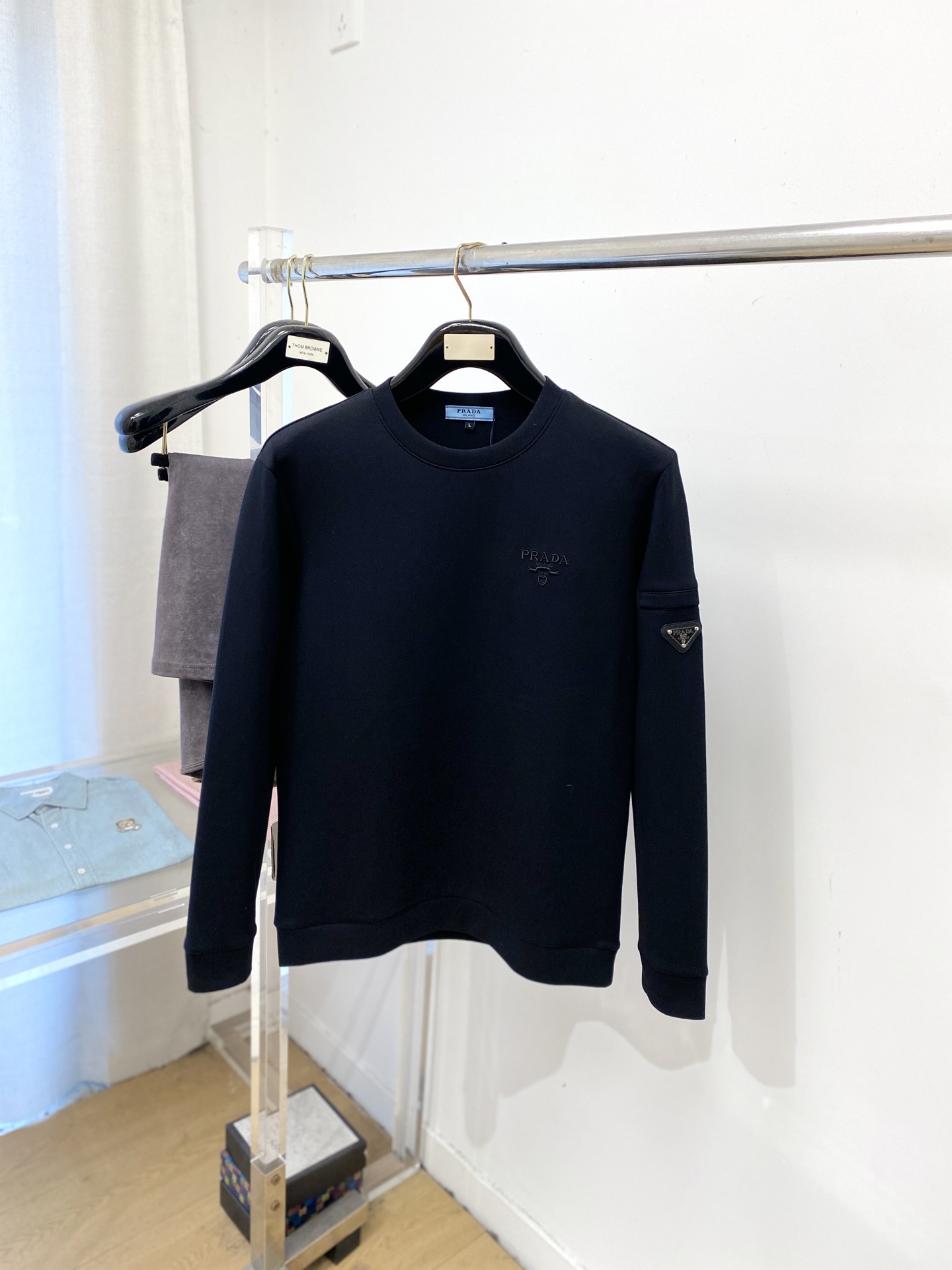 ￼ 🌾退换！ 普拉达、2025新品长袖卫衣，帅气时尚，胸前精致刺绣字母logo，简约百搭款。面料棉 不仅