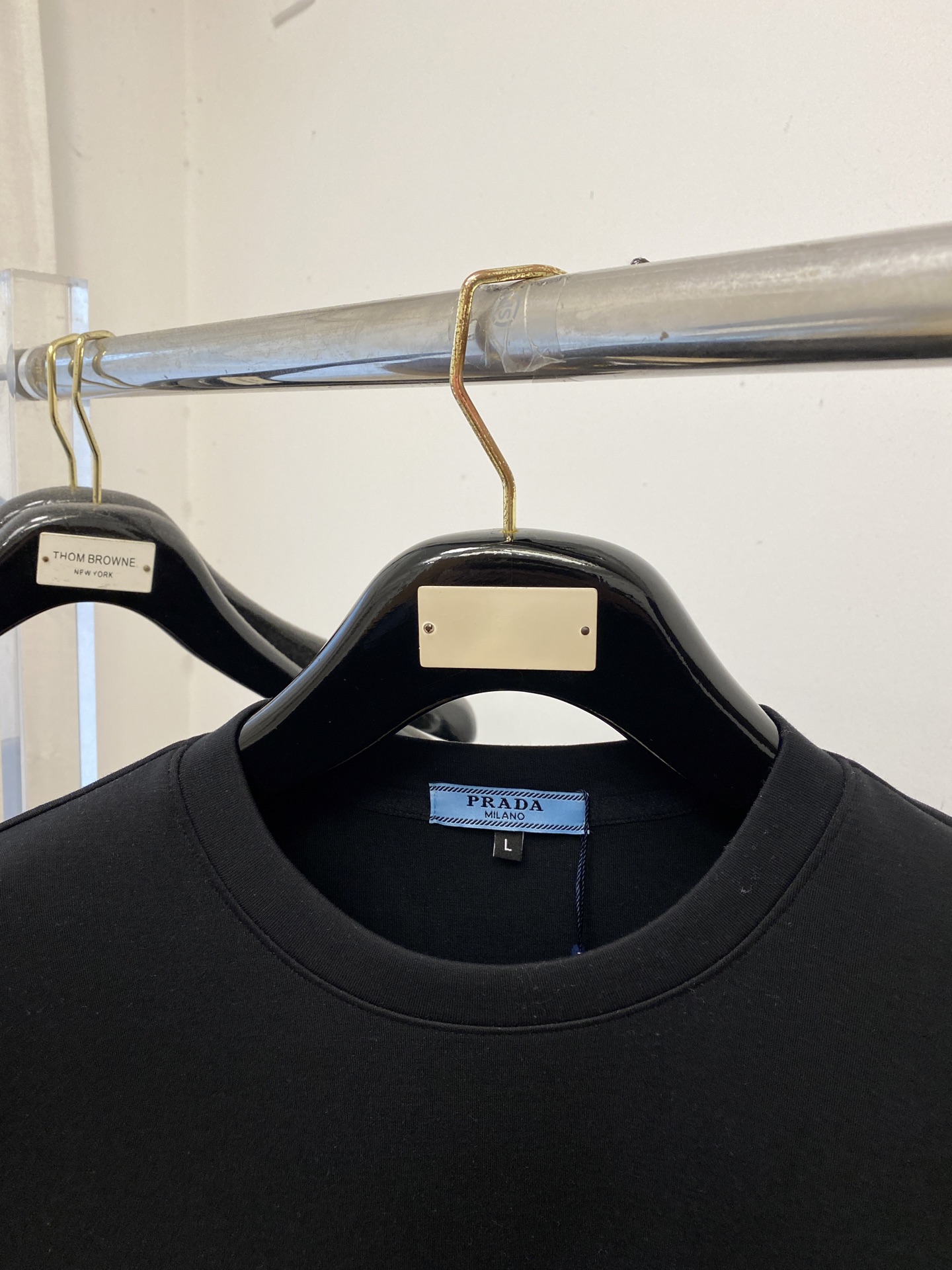 ￼ 🌾退换！ 普拉达、2025新品长袖卫衣，帅气时尚，胸前精致刺绣字母logo，简约百搭款。面料棉 不仅