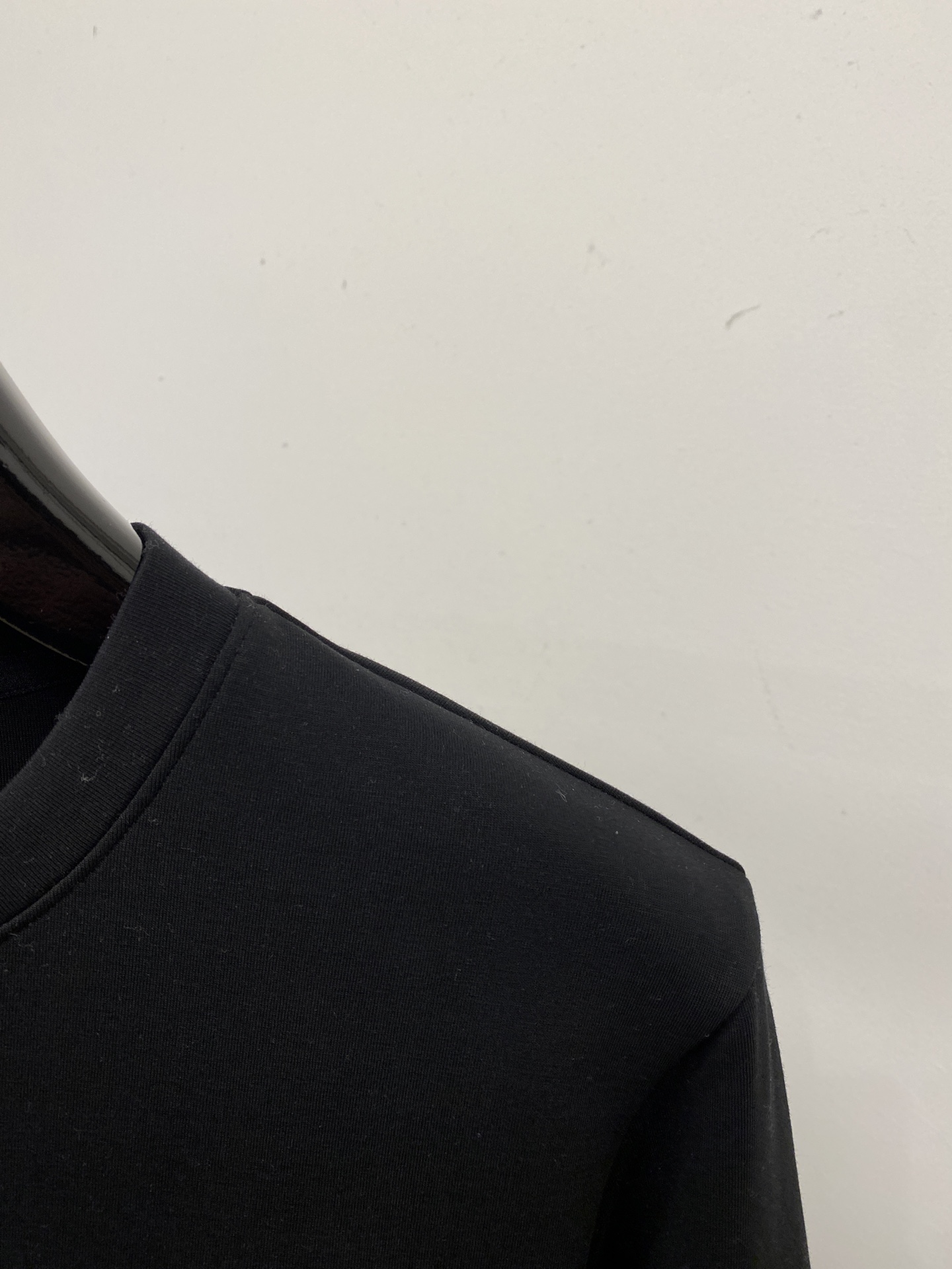 ￼ 🌾退换！ 普拉达、2025新品长袖卫衣，帅气时尚，胸前精致刺绣字母logo，简约百搭款。面料棉 不仅