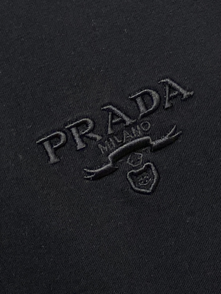 ￼ 🌾退换！ 普拉达、2025新品长袖卫衣，帅气时尚，胸前精致刺绣字母logo，简约百搭款。面料棉 不仅