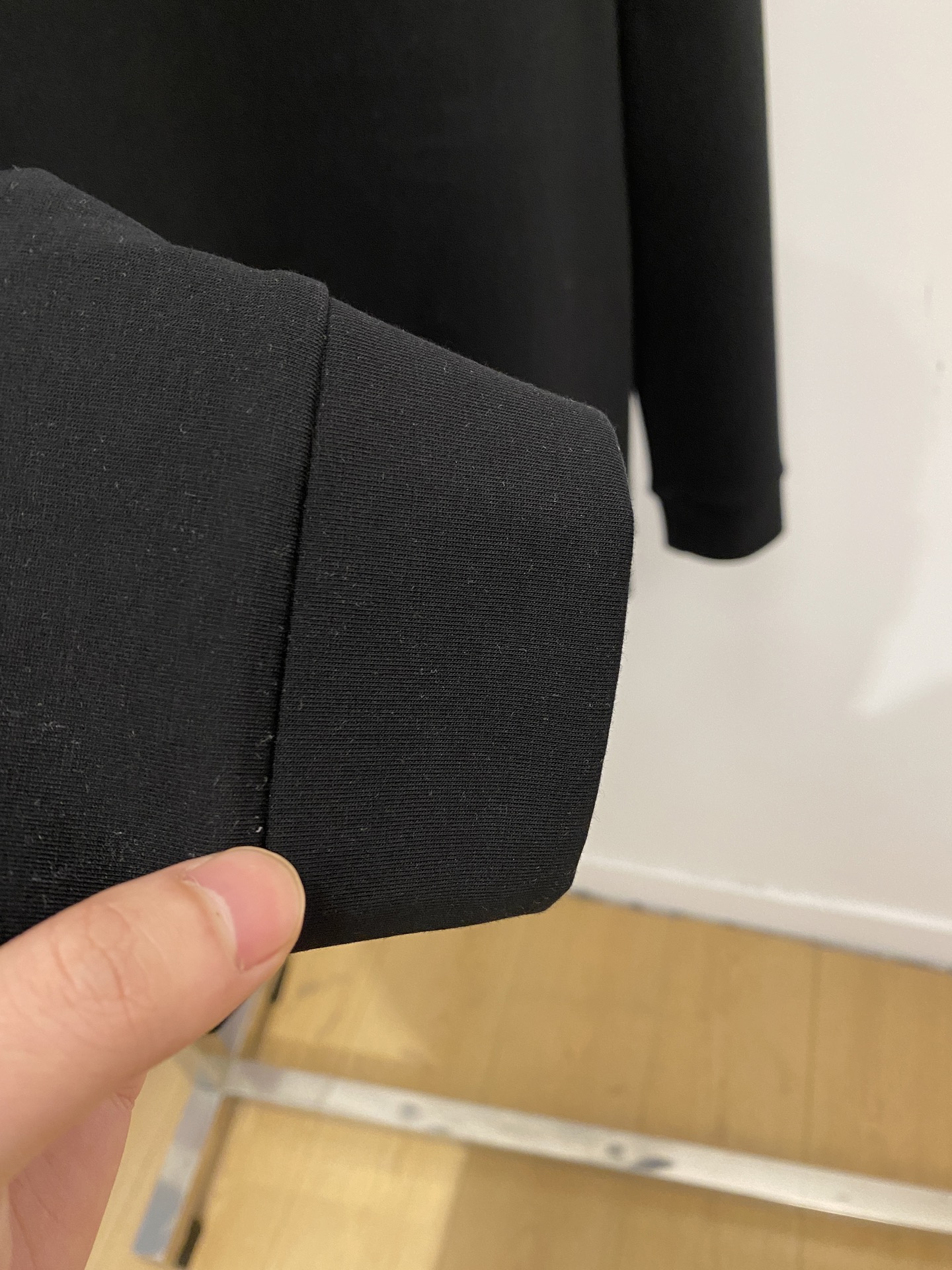 ￼ 🌾退换！ 普拉达、2025新品长袖卫衣，帅气时尚，胸前精致刺绣字母logo，简约百搭款。面料棉 不仅