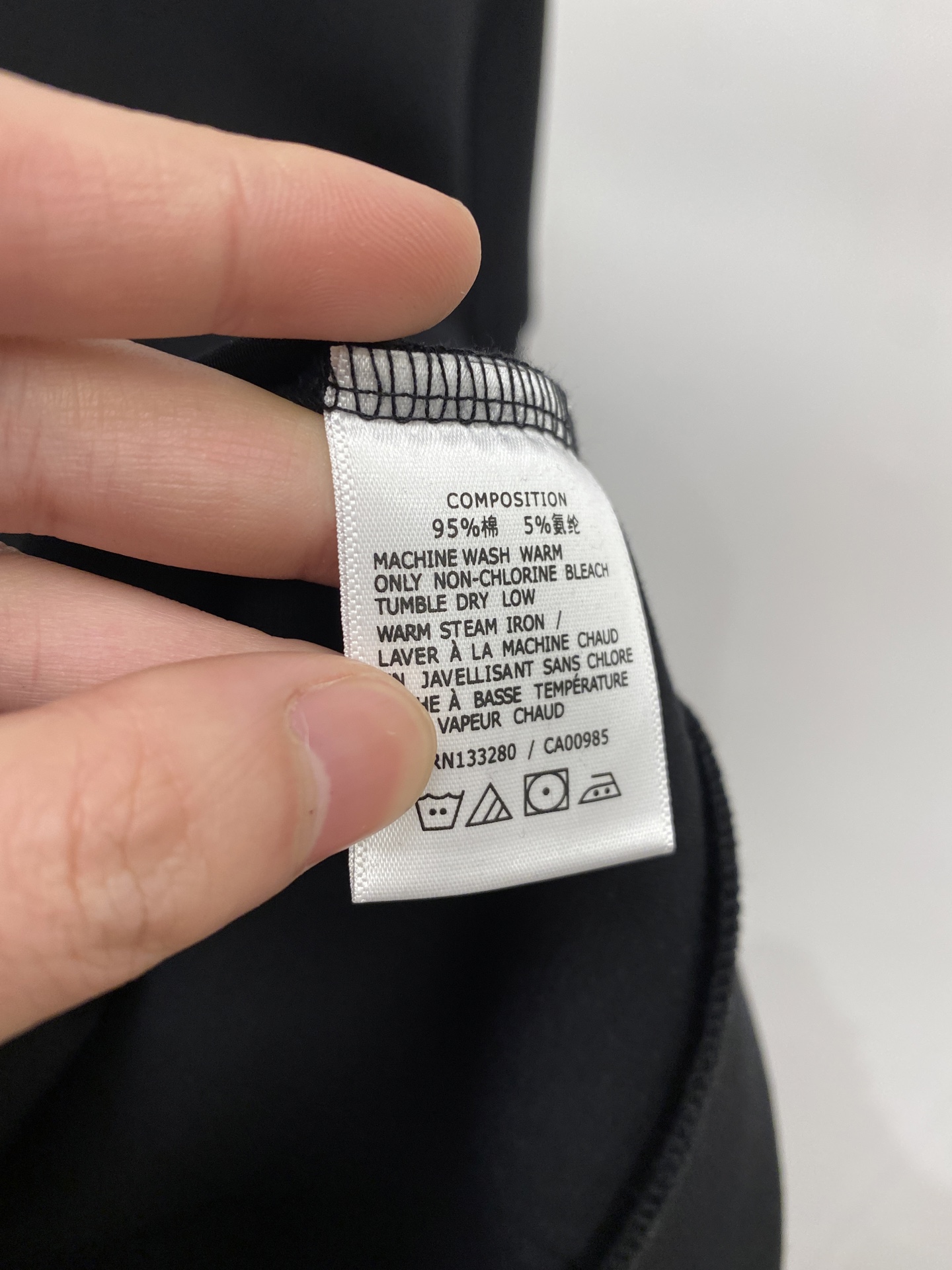 ￼ 🌾退换！ 普拉达、2025新品长袖卫衣，帅气时尚，胸前精致刺绣字母logo，简约百搭款。面料棉 不仅