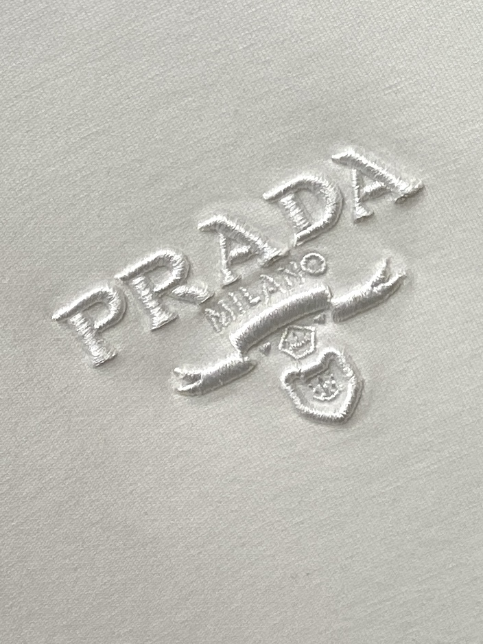 🌾退换！ 普拉达、2025新品长袖卫衣，帅气时尚，胸前精致刺绣字母logo，简约百搭款。面料棉 不仅挺括