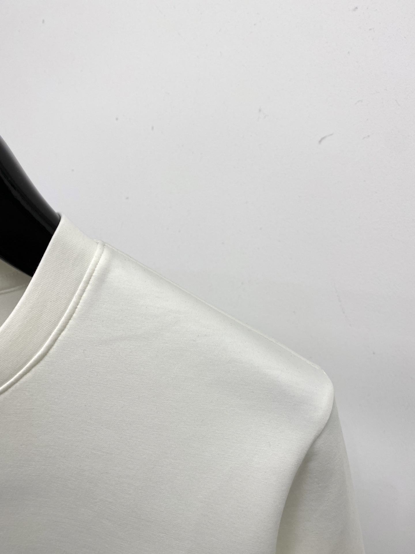 🌾退换！ 普拉达、2025新品长袖卫衣，帅气时尚，胸前精致刺绣字母logo，简约百搭款。面料棉 不仅挺括