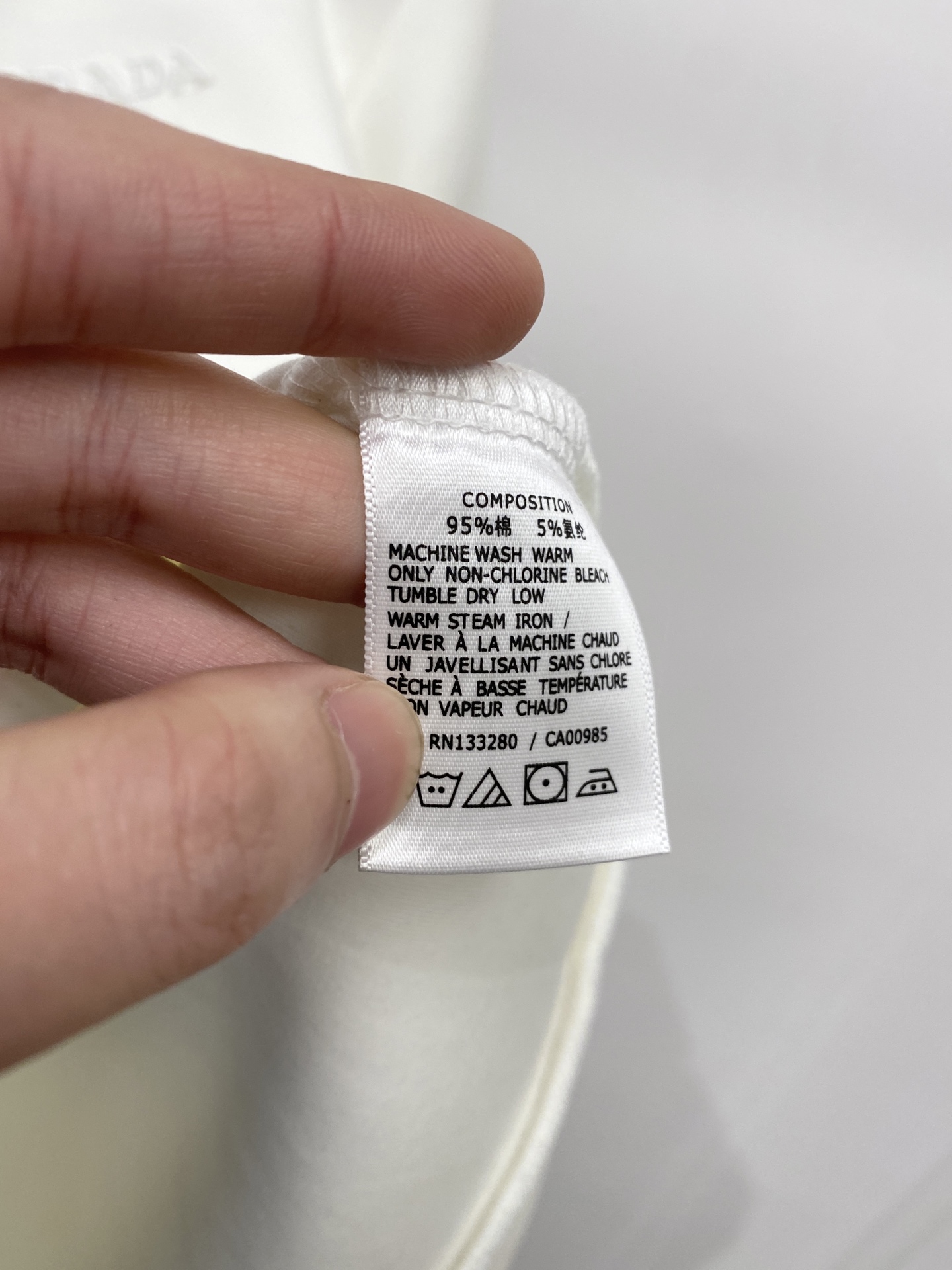 🌾退换！ 普拉达、2025新品长袖卫衣，帅气时尚，胸前精致刺绣字母logo，简约百搭款。面料棉 不仅挺括