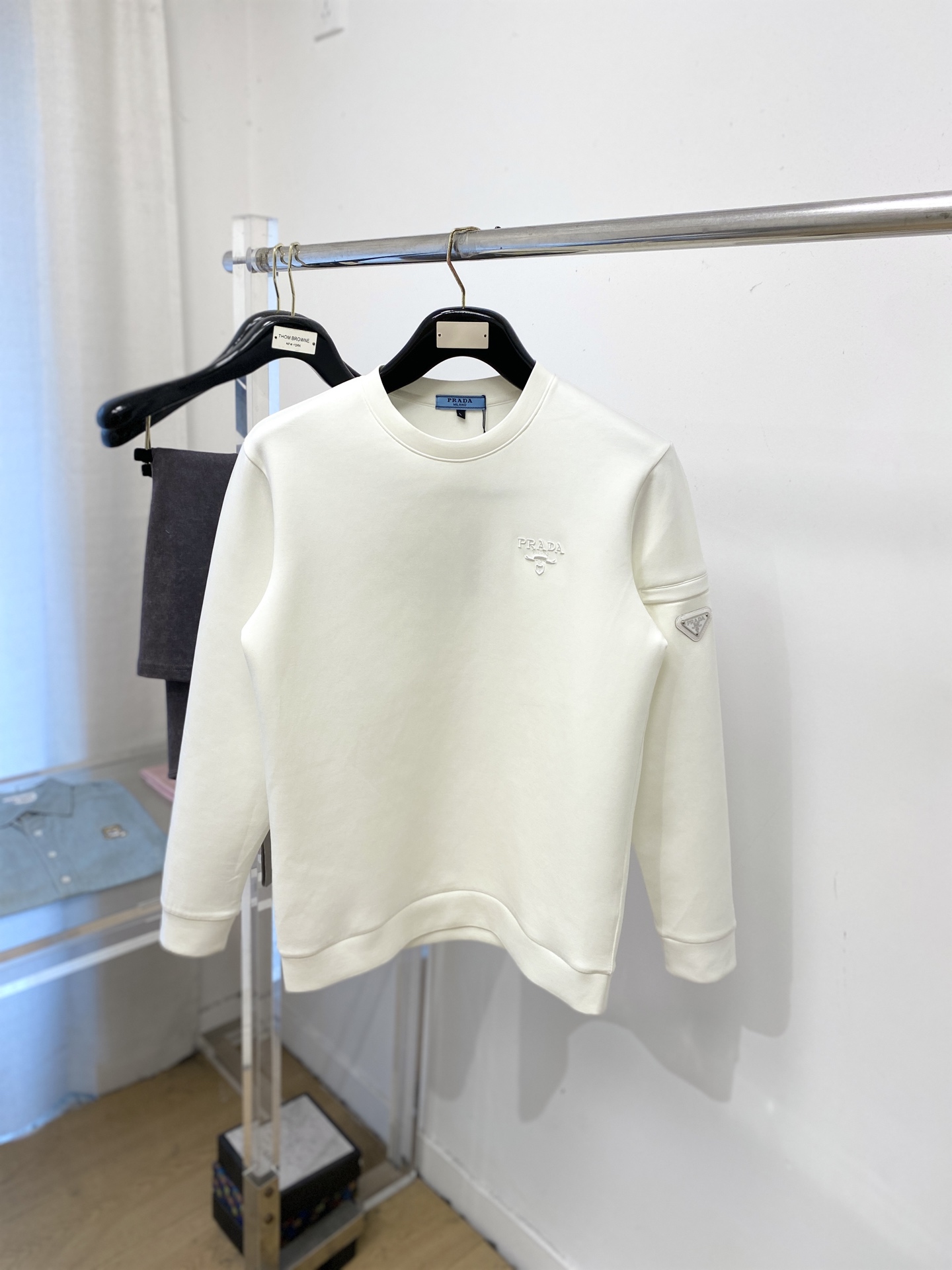 🌾退换！ 普拉达、2025新品长袖卫衣，帅气时尚，胸前精致刺绣字母logo，简约百搭款。面料棉 不仅挺括