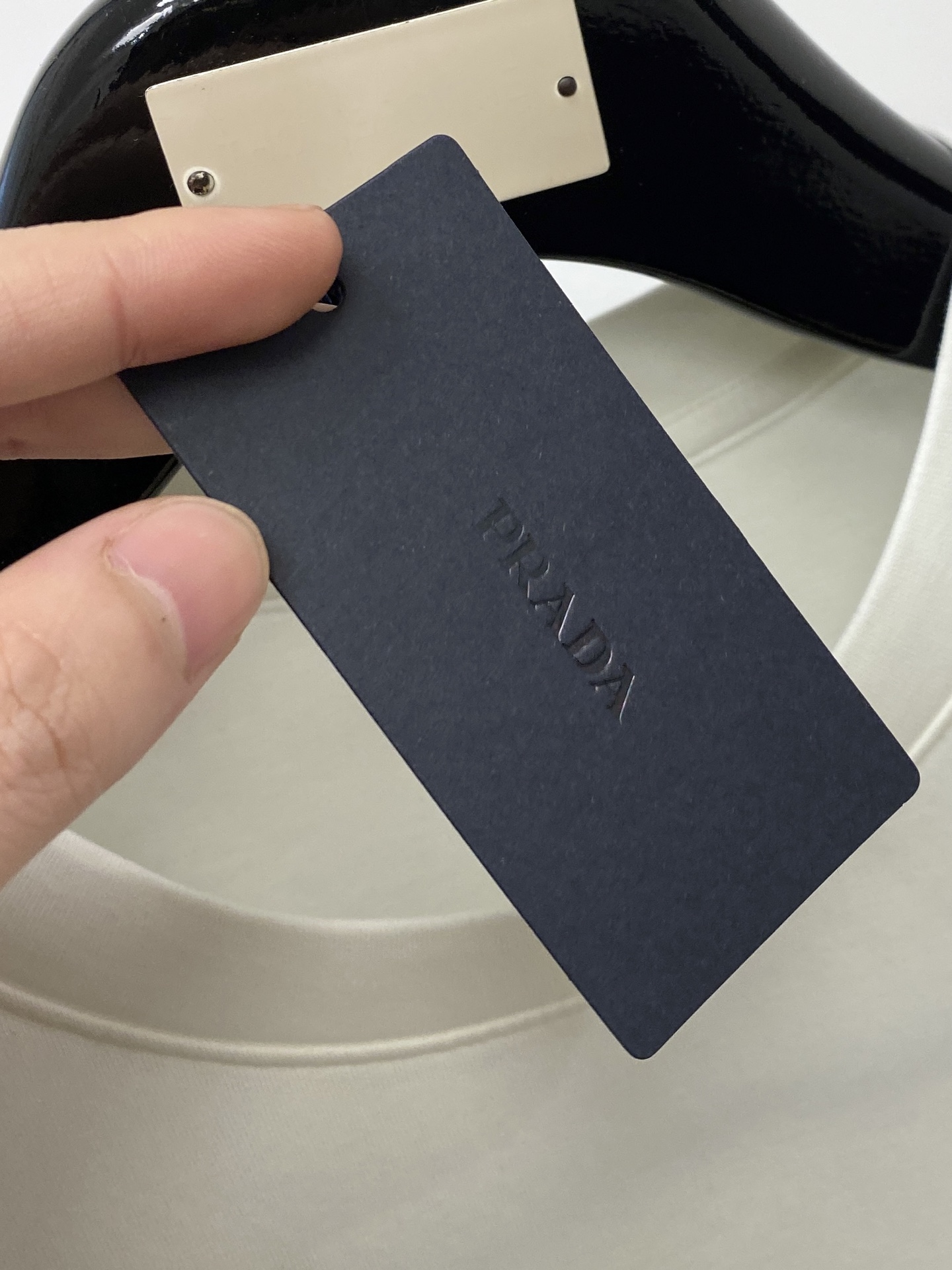 🌾退换！ 普拉达、2025新品长袖卫衣，帅气时尚，胸前精致刺绣字母logo，简约百搭款。面料棉 不仅挺括