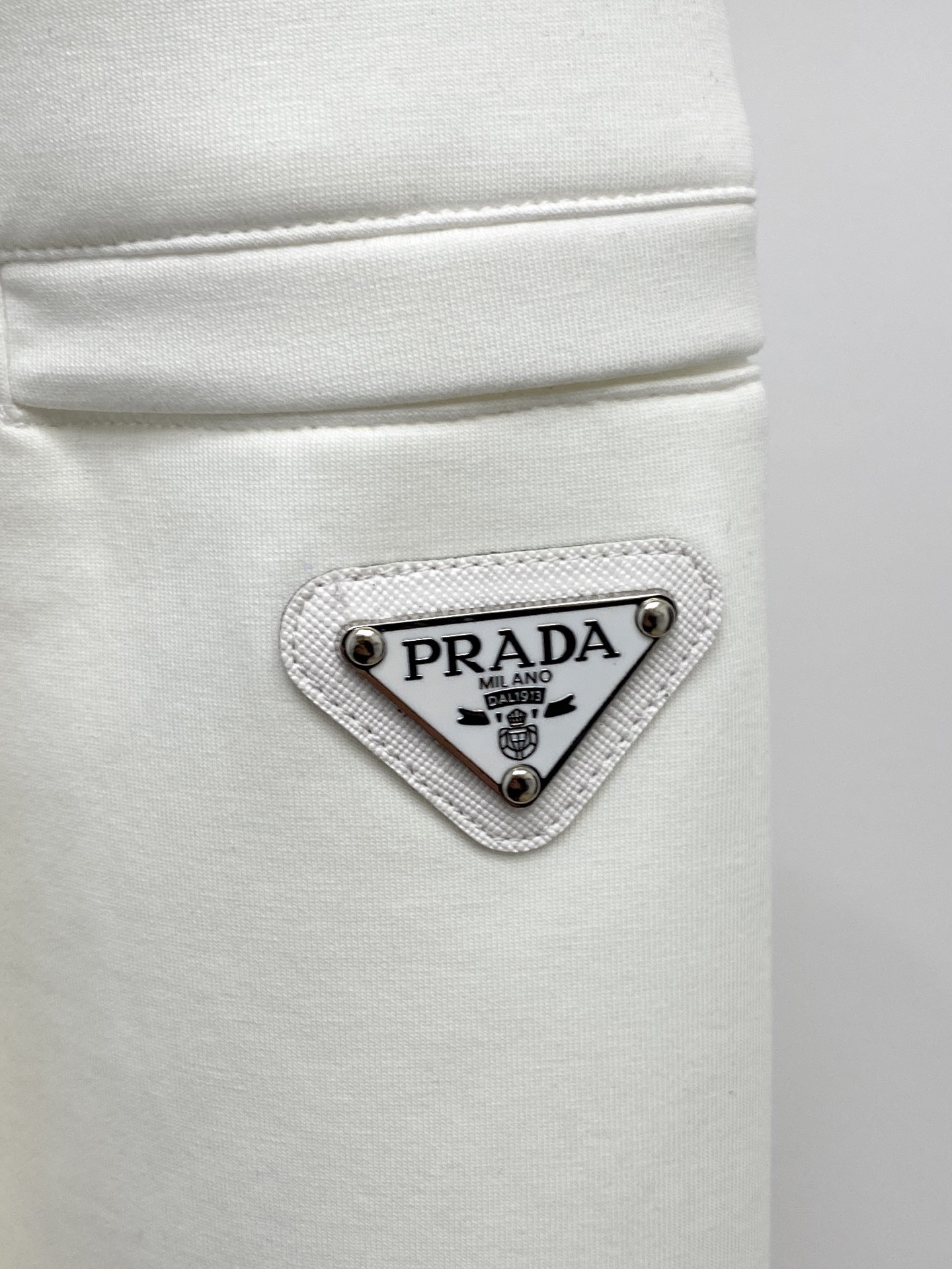🌾退换！ 普拉达、2025新品长袖卫衣，帅气时尚，胸前精致刺绣字母logo，简约百搭款。面料棉 不仅挺括