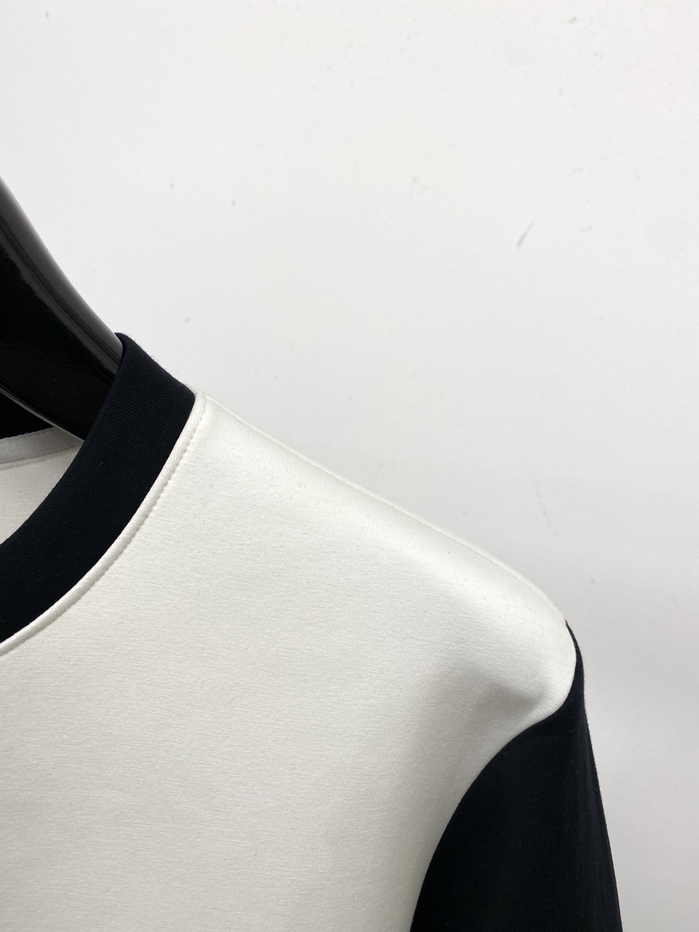 ￼ 🌾退换！ 蒙口、2025新品长袖卫衣，帅气时尚，胸前刺绣装饰图案logo，简约百搭款。面料棉 不仅挺