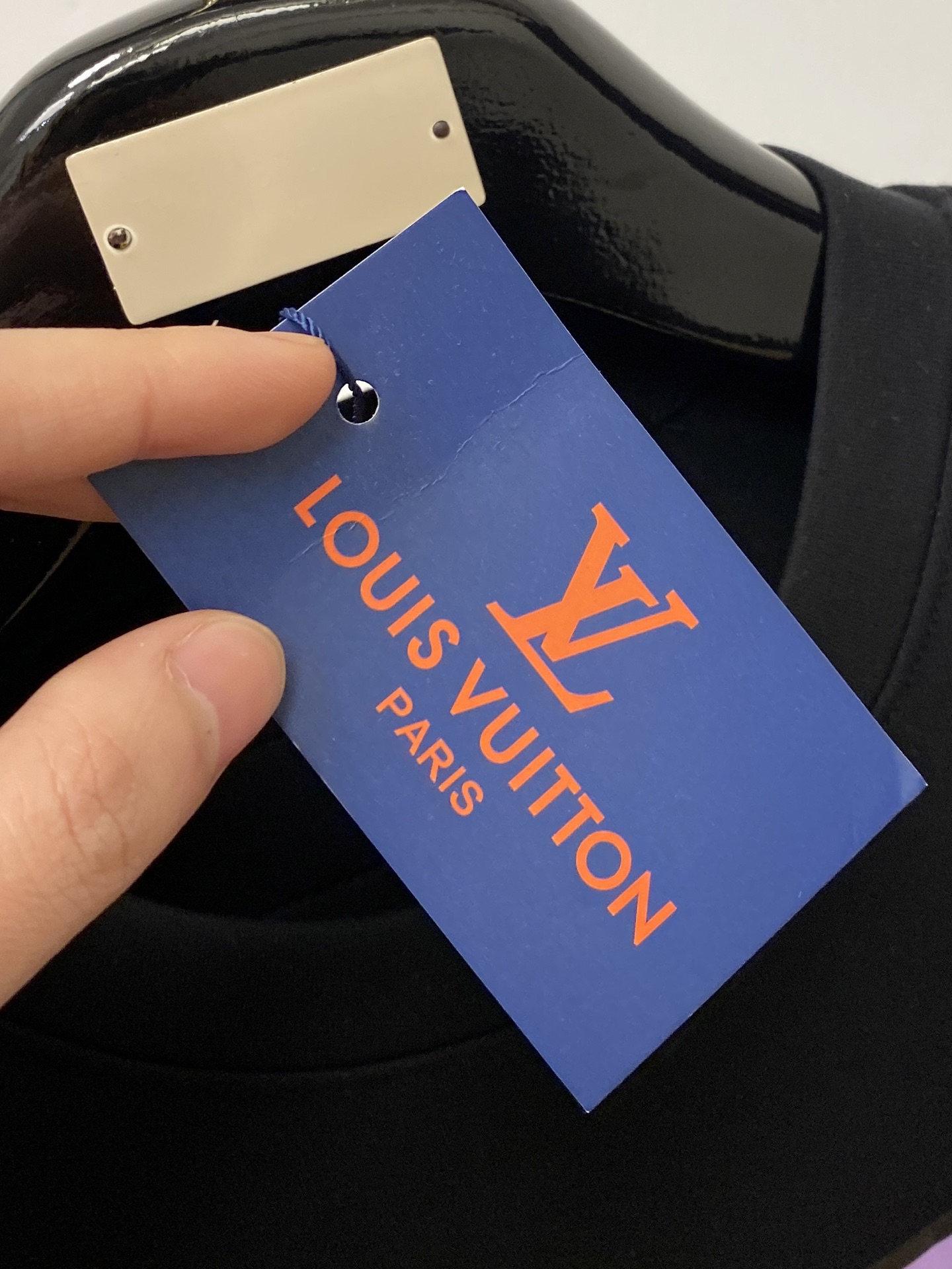 ￼ 🌾退换！ 路易威登、2025新品长袖卫衣，帅气时尚，胸前顶级印花字母图案logo，简约百搭款。面料棉