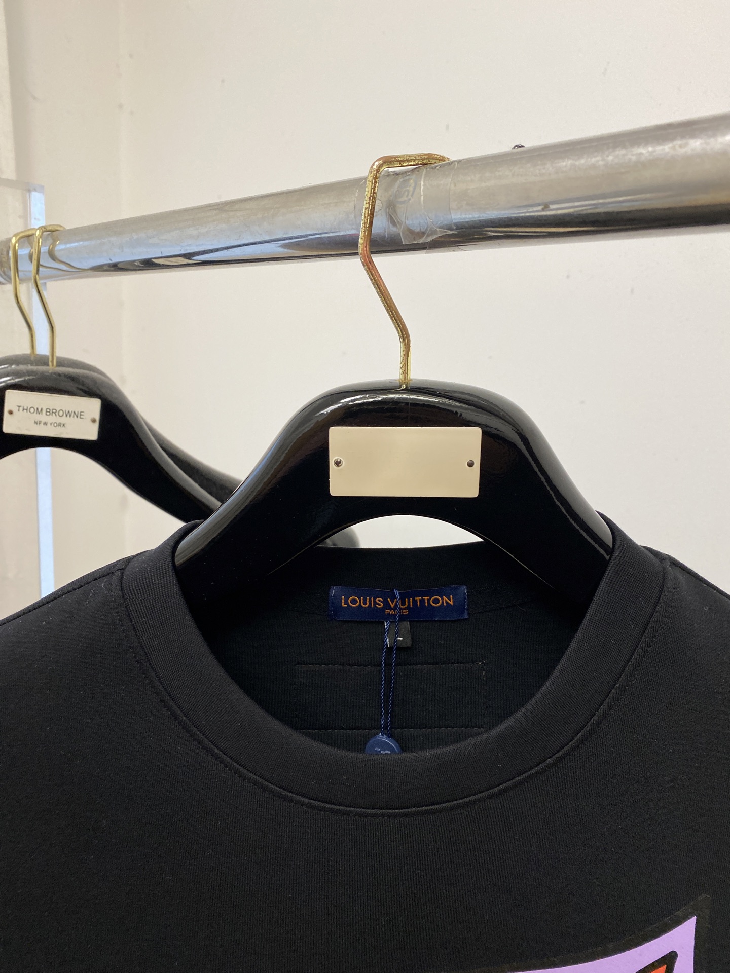 ￼ 🌾退换！ 路易威登、2025新品长袖卫衣，帅气时尚，胸前顶级印花字母图案logo，简约百搭款。面料棉