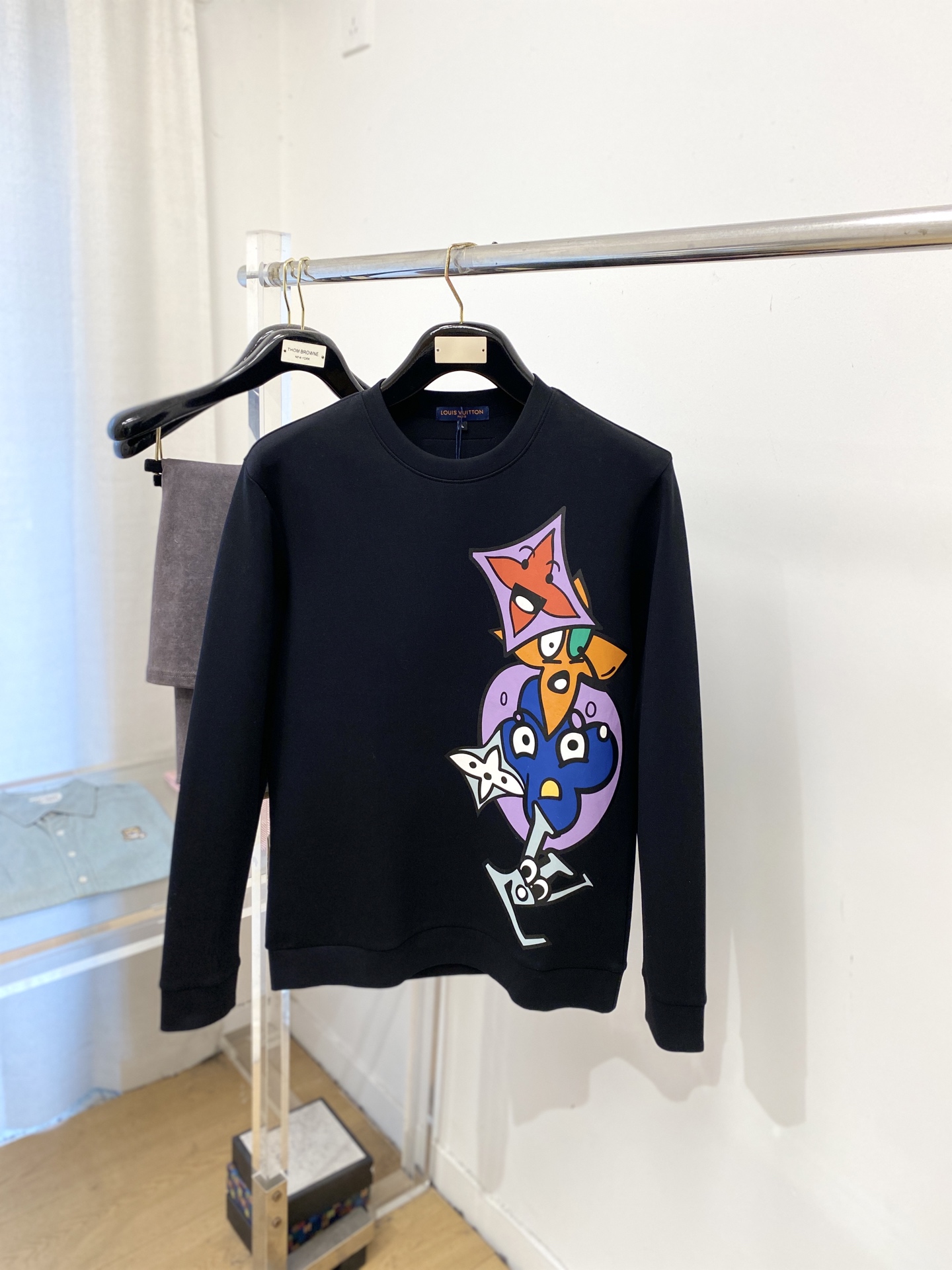 ￼ 🌾退换！ 路易威登、2025新品长袖卫衣，帅气时尚，胸前顶级印花字母图案logo，简约百搭款。面料棉