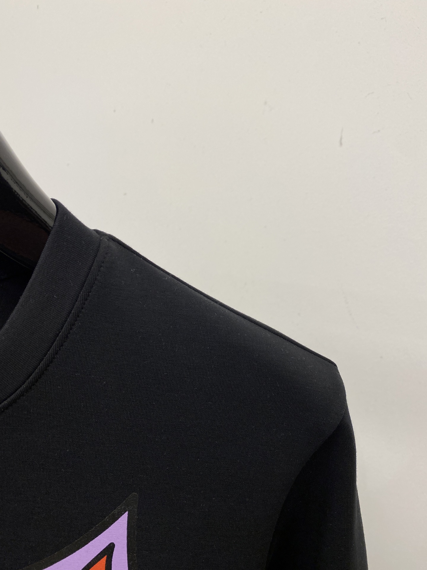 ￼ 🌾退换！ 路易威登、2025新品长袖卫衣，帅气时尚，胸前顶级印花字母图案logo，简约百搭款。面料棉