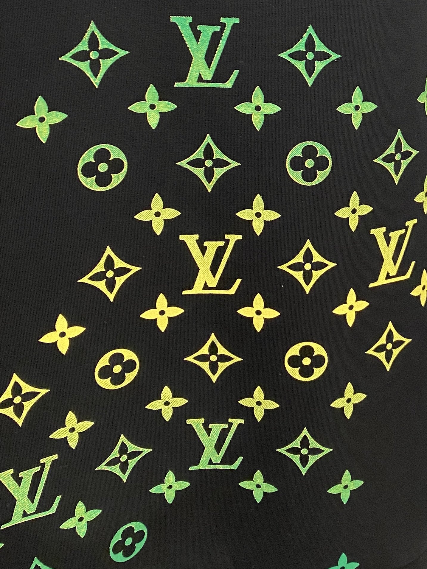 🌾退换！ 路易威登、2025新品长袖卫衣，帅气时尚，胸前设计凹凸字母logo，简约百搭款。面料棉 不仅挺