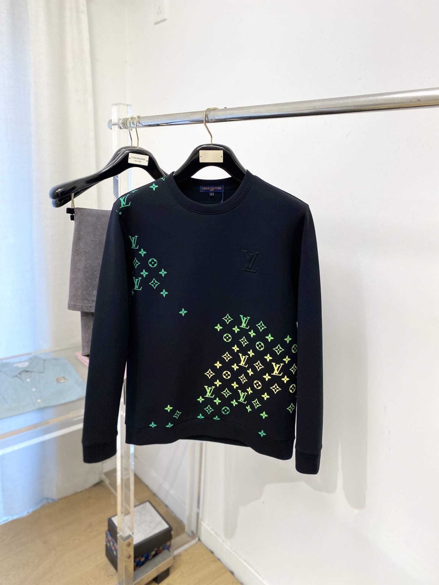 🌾退换！ 路易威登、2025新品长袖卫衣，帅气时尚，胸前设计凹凸字母logo，简约百搭款。面料棉 不仅挺