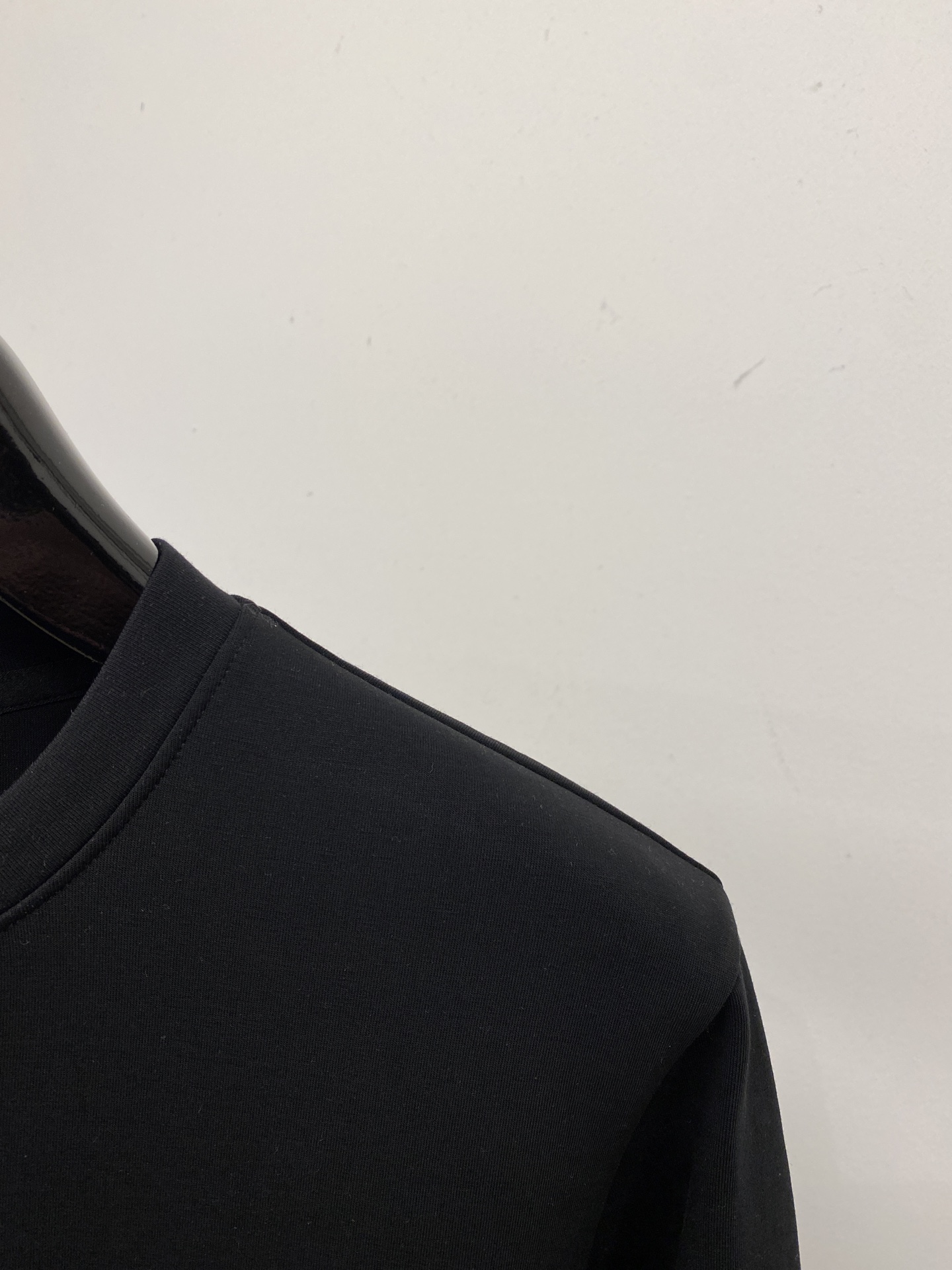 🌾退换！ 路易威登、2025新品长袖卫衣，帅气时尚，胸前设计凹凸字母logo，简约百搭款。面料棉 不仅挺