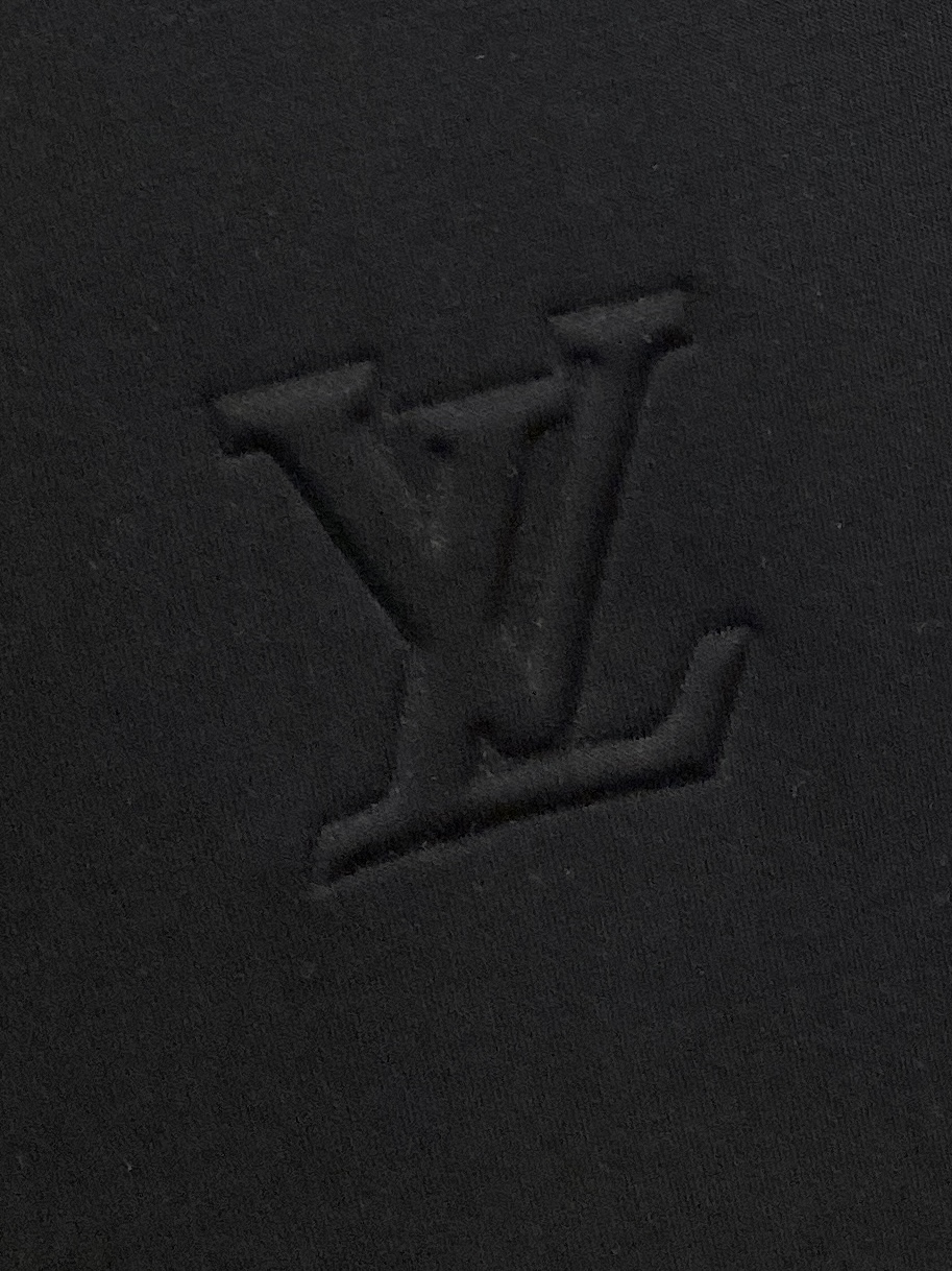 🌾退换！ 路易威登、2025新品长袖卫衣，帅气时尚，胸前设计凹凸字母logo，简约百搭款。面料棉 不仅挺