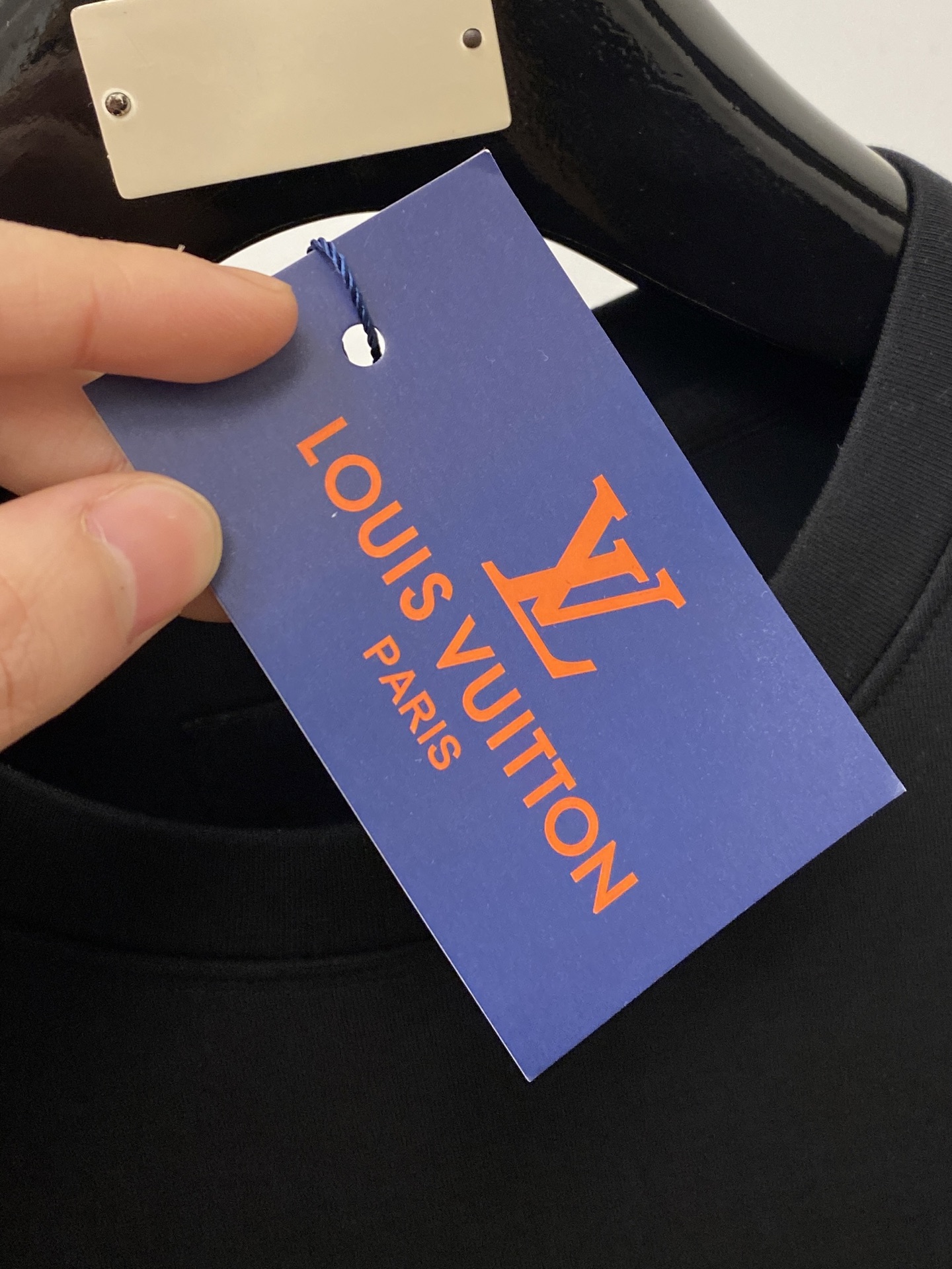 🌾退换！ 路易威登、2025新品长袖卫衣，帅气时尚，胸前设计凹凸字母logo，简约百搭款。面料棉 不仅挺