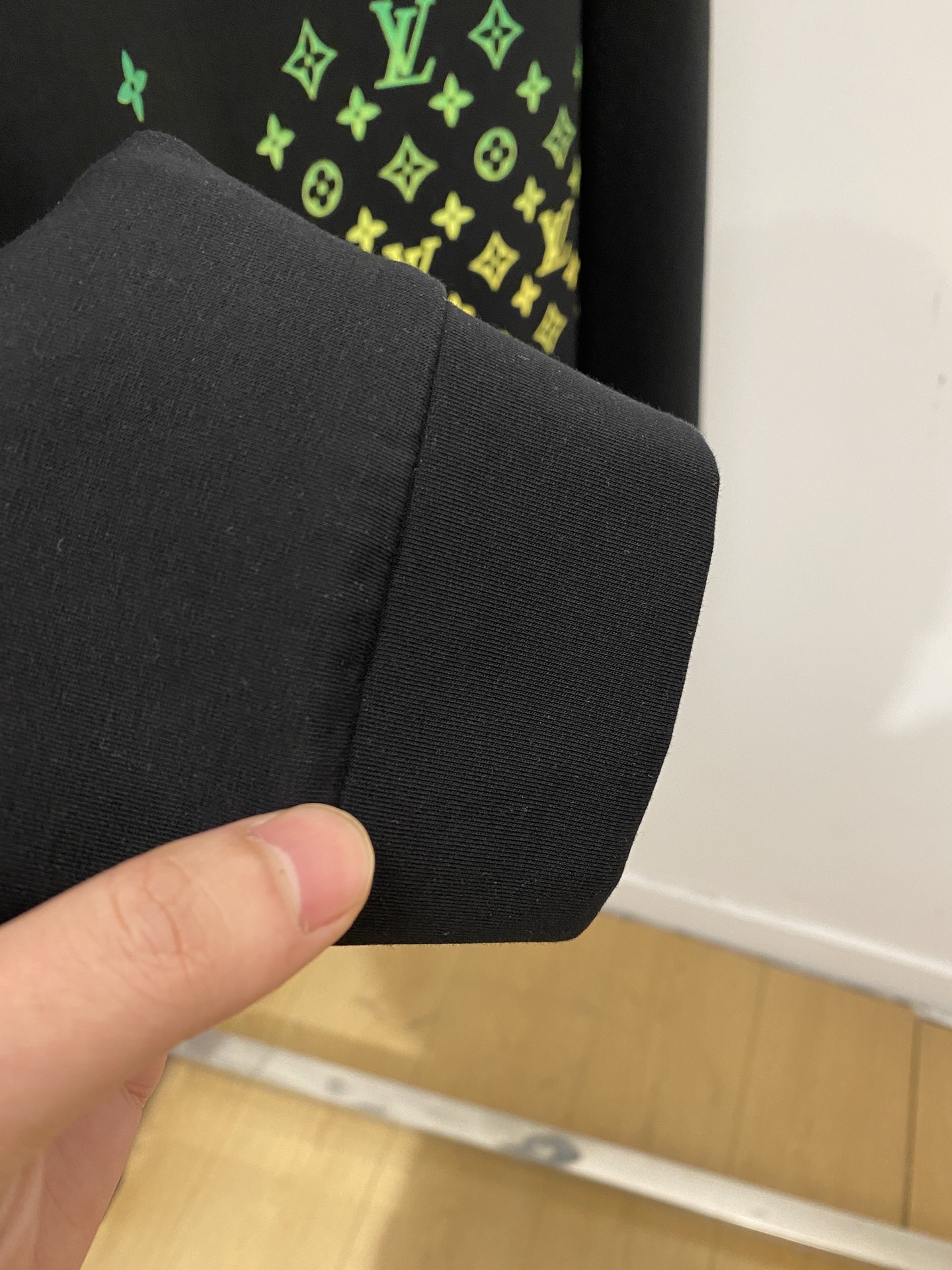 🌾退换！ 路易威登、2025新品长袖卫衣，帅气时尚，胸前设计凹凸字母logo，简约百搭款。面料棉 不仅挺