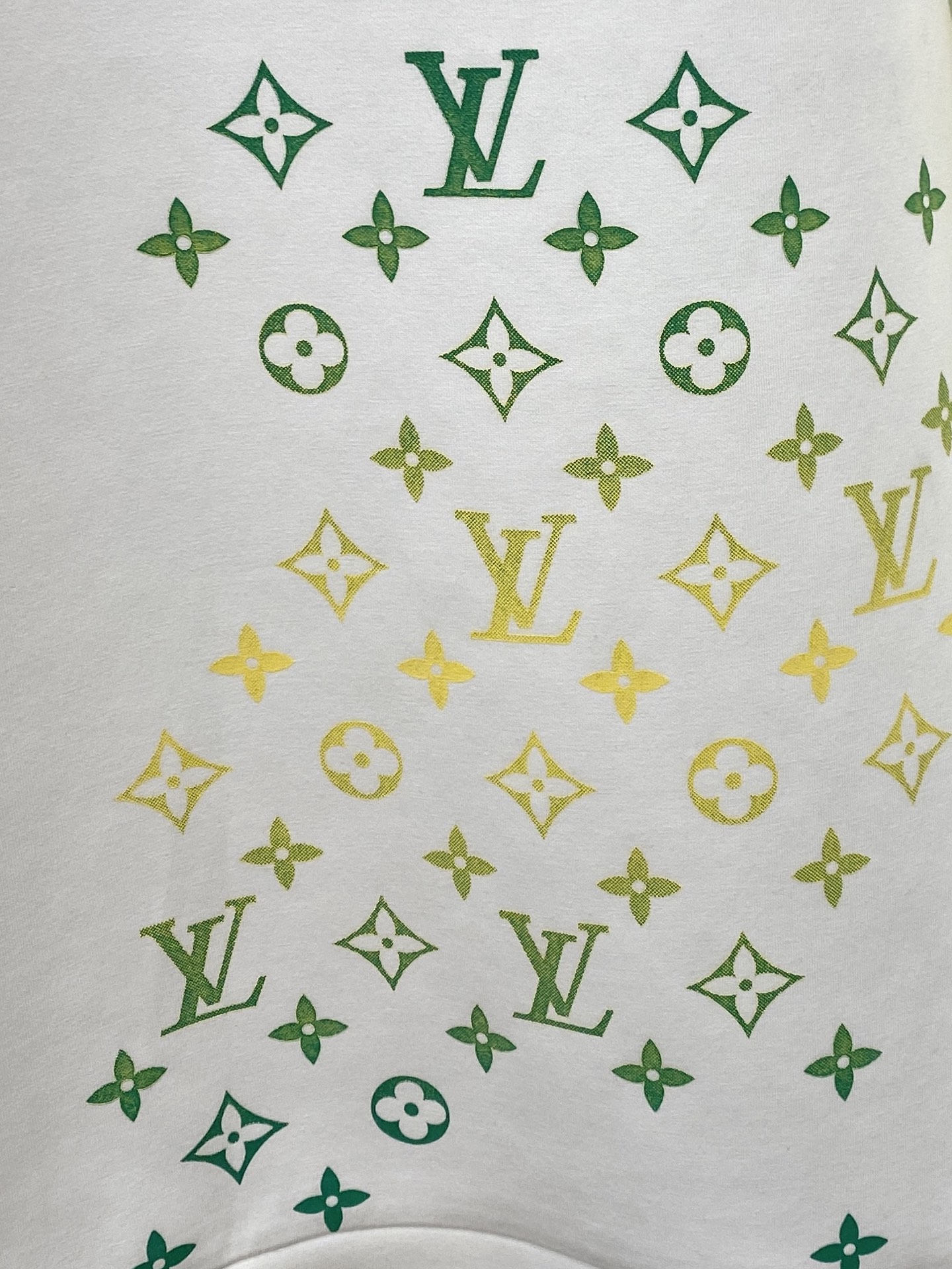 🌾退换！ 路易威登、2025新品长袖卫衣，帅气时尚，胸前设计凹凸字母logo，简约百搭款。面料棉 不仅挺