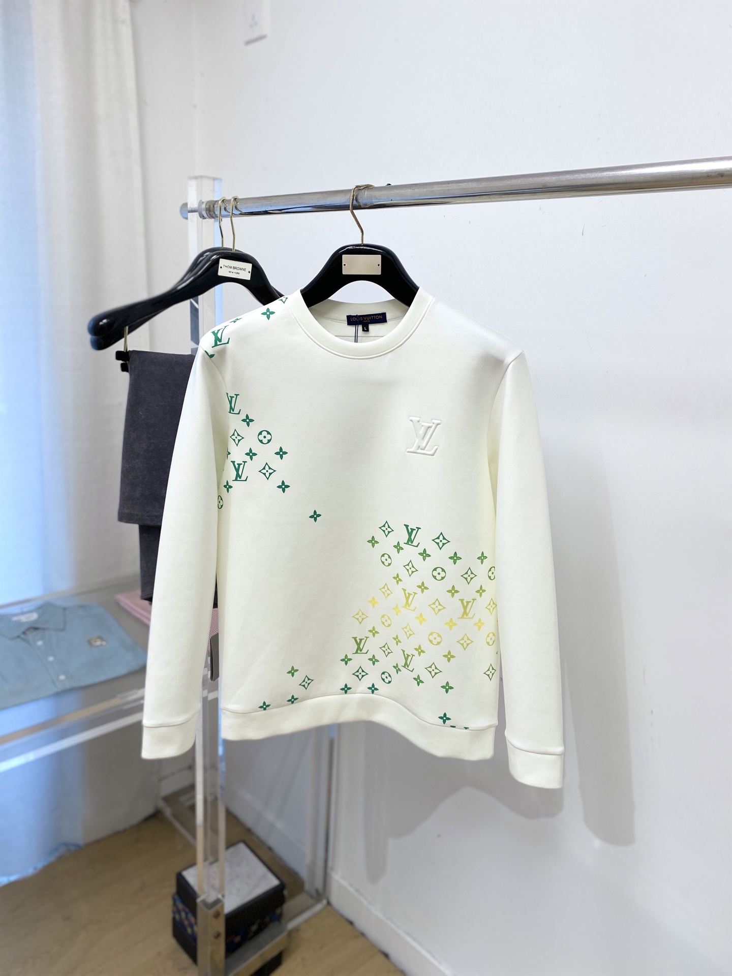 🌾退换！ 路易威登、2025新品长袖卫衣，帅气时尚，胸前设计凹凸字母logo，简约百搭款。面料棉 不仅挺