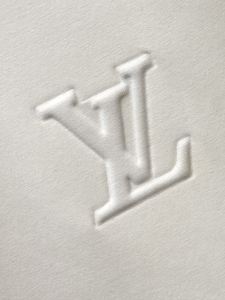 🌾退换！ 路易威登、2025新品长袖卫衣，帅气时尚，胸前设计凹凸字母logo，简约百搭款。面料棉 不仅挺