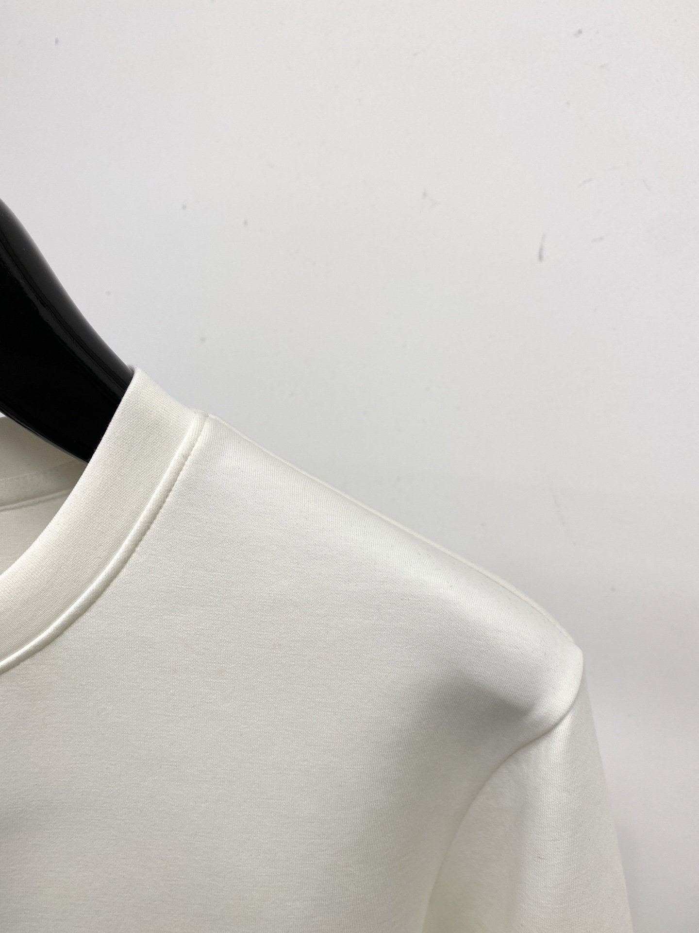 🌾退换！ 路易威登、2025新品长袖卫衣，帅气时尚，胸前设计凹凸字母logo，简约百搭款。面料棉 不仅挺