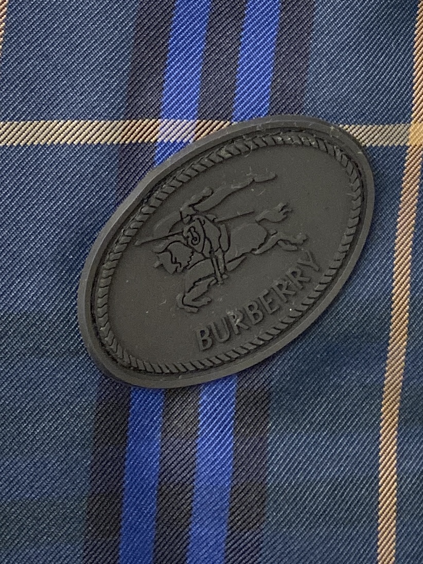 ￼ 🌾退换！巴宝莉、2025新品夹克外套，时尚帅气，简约百搭款，胸前刺绣装饰图案logo，定制原版面料，