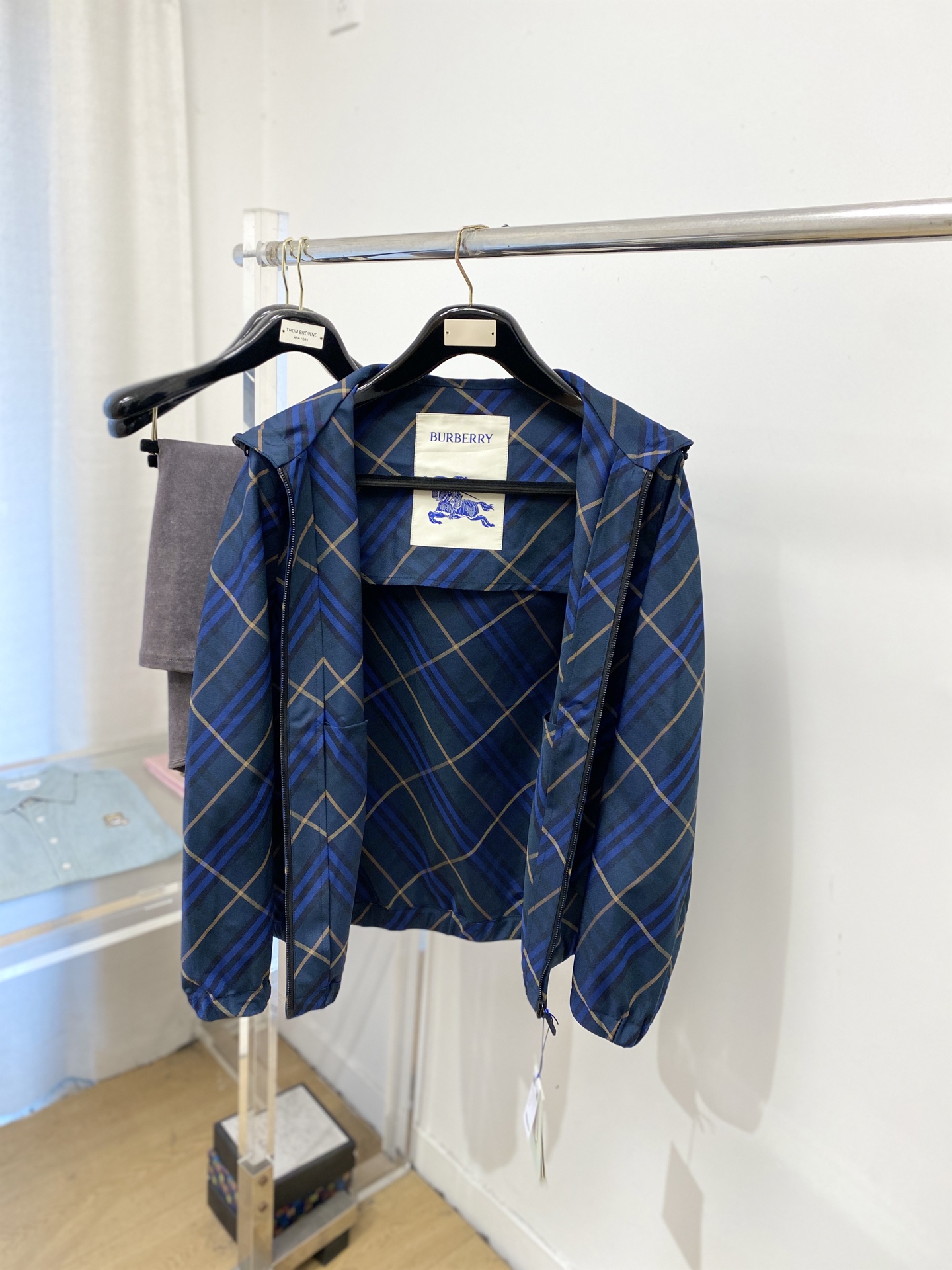 ￼ 🌾退换！巴宝莉、2025新品夹克外套，时尚帅气，简约百搭款，胸前刺绣装饰图案logo，定制原版面料，