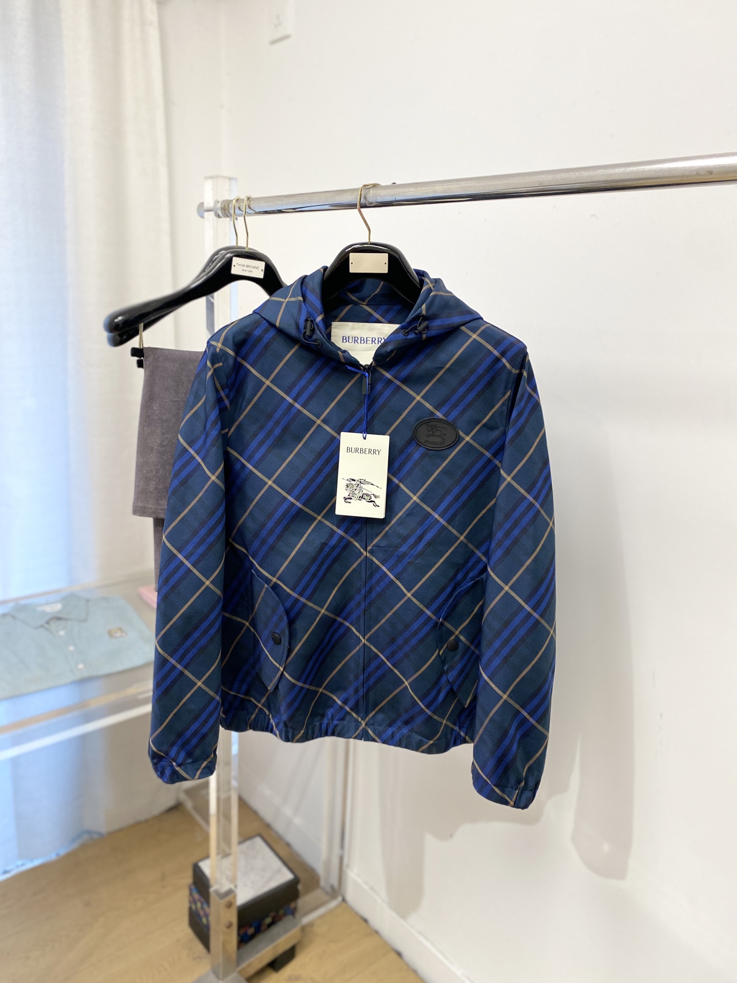 ￼ 🌾退换！巴宝莉、2025新品夹克外套，时尚帅气，简约百搭款，胸前刺绣装饰图案logo，定制原版面料，