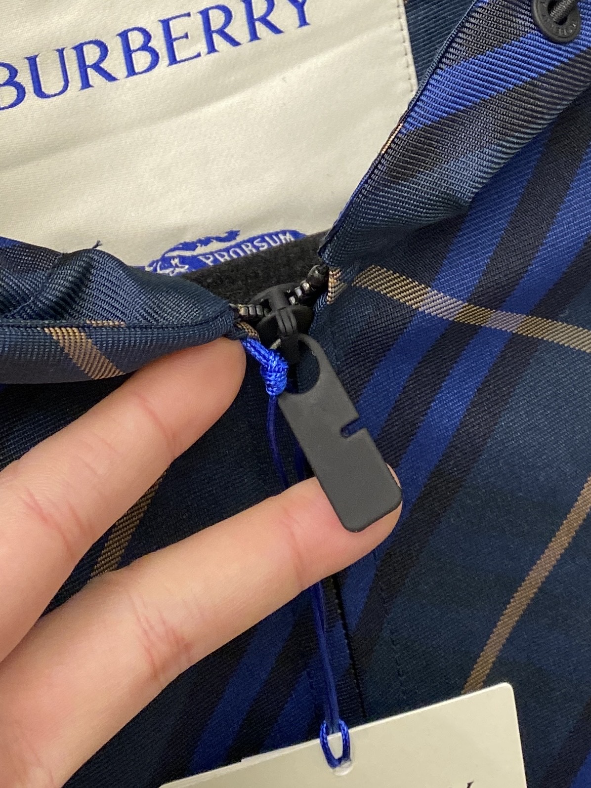 ￼ 🌾退换！巴宝莉、2025新品夹克外套，时尚帅气，简约百搭款，胸前刺绣装饰图案logo，定制原版面料，