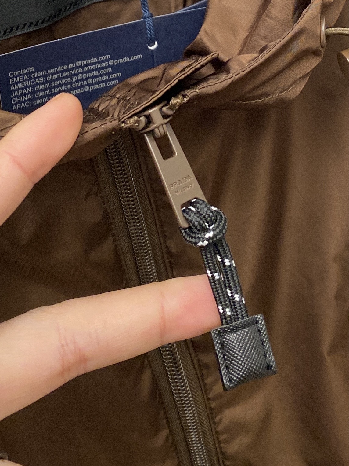 🌾退换！普拉达、2025新品夹克外套，时尚帅气，简约百搭款，胸前刺绣装饰图案logo，定制原版面料，不仅