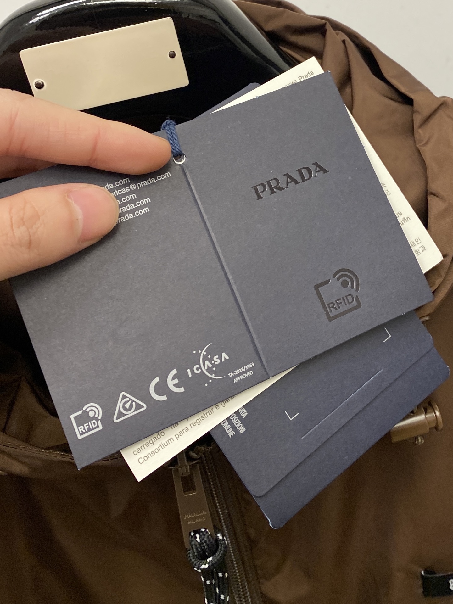 🌾退换！普拉达、2025新品夹克外套，时尚帅气，简约百搭款，胸前刺绣装饰图案logo，定制原版面料，不仅