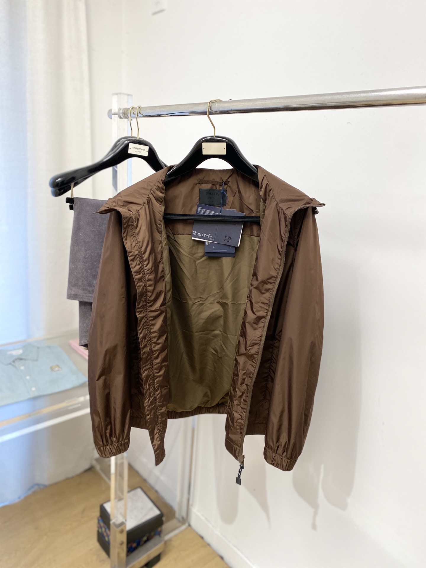 🌾退换！普拉达、2025新品夹克外套，时尚帅气，简约百搭款，胸前刺绣装饰图案logo，定制原版面料，不仅