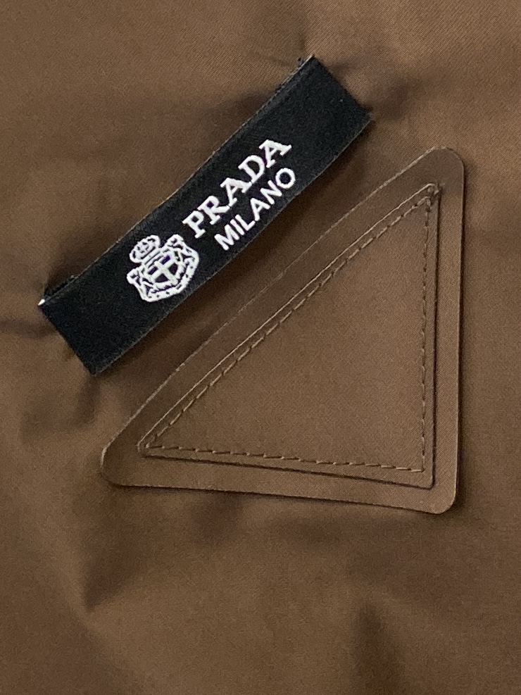 🌾退换！普拉达、2025新品夹克外套，时尚帅气，简约百搭款，胸前刺绣装饰图案logo，定制原版面料，不仅