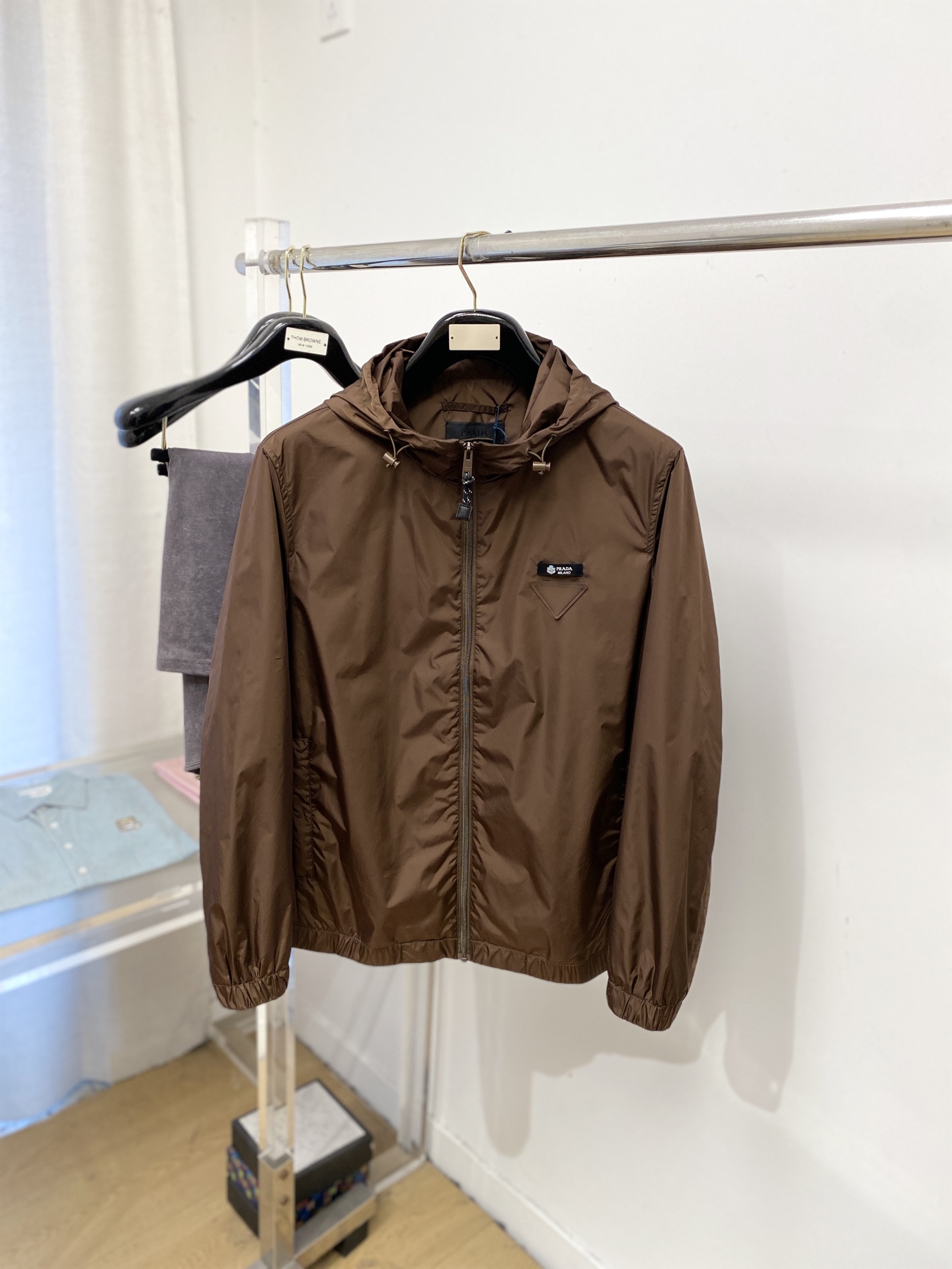🌾退换！普拉达、2025新品夹克外套，时尚帅气，简约百搭款，胸前刺绣装饰图案logo，定制原版面料，不仅