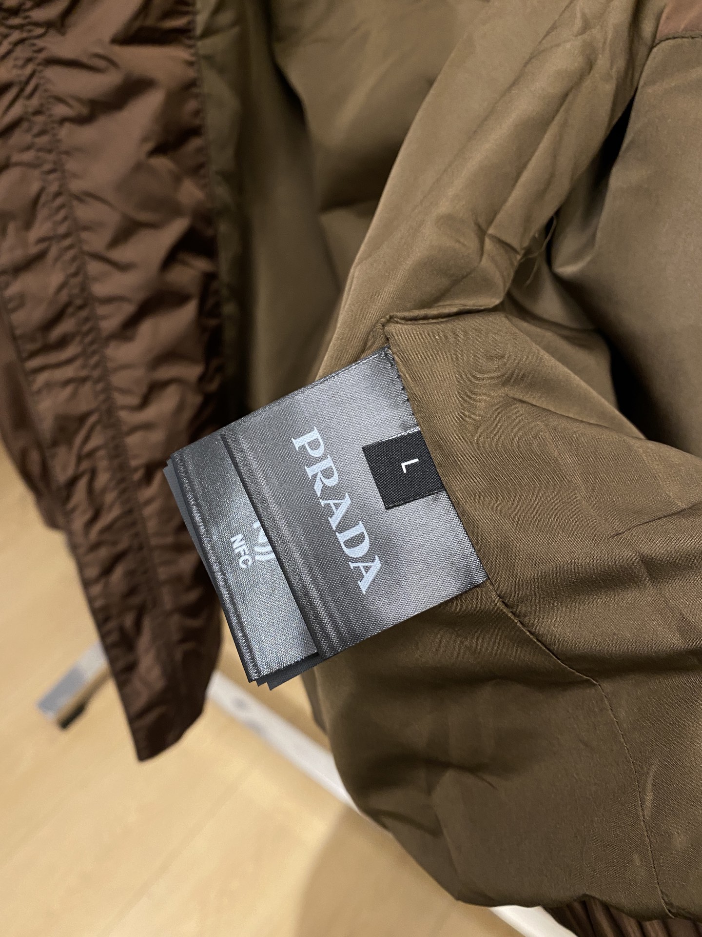 🌾退换！普拉达、2025新品夹克外套，时尚帅气，简约百搭款，胸前刺绣装饰图案logo，定制原版面料，不仅