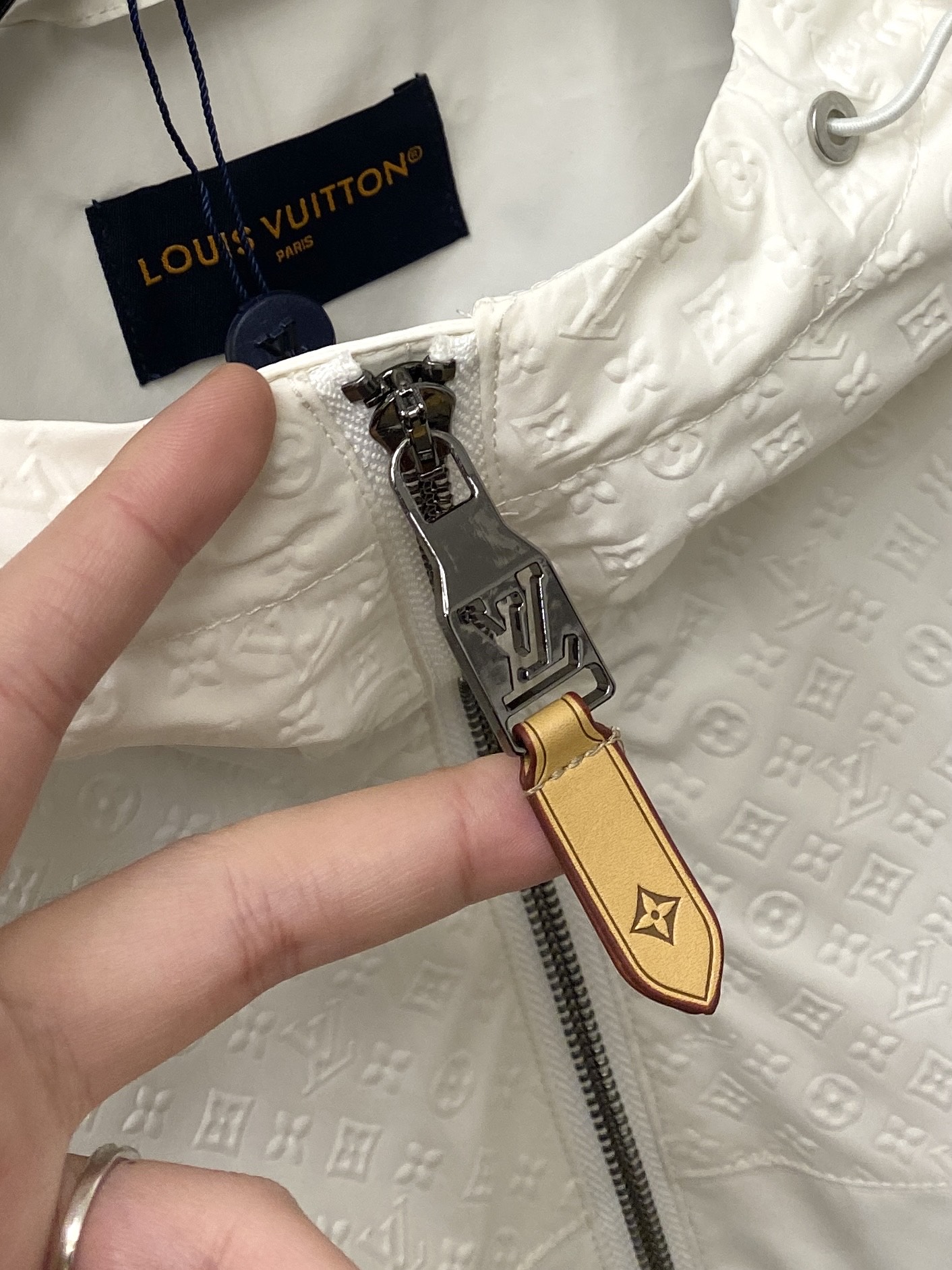 🌾退换！路易威登、2025新品夹克外套，时尚帅气，简约百搭款，胸前五金装饰字母logo，定制原版面料，不