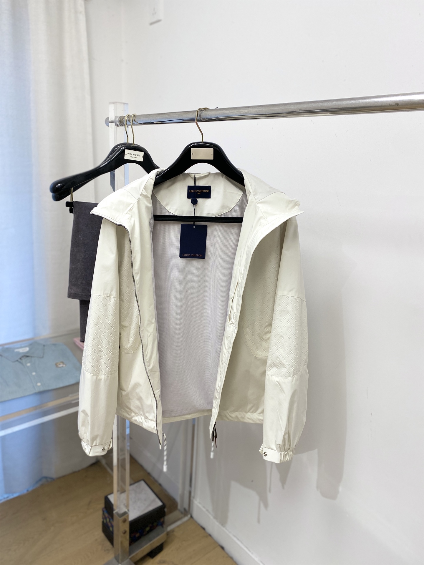 🌾退换！路易威登、2025新品夹克外套，时尚帅气，简约百搭款，胸前五金装饰字母logo，定制原版面料，不