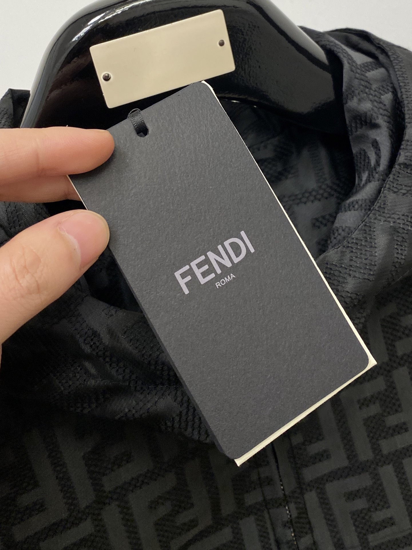 ￼ 🌾退换！芬迪、2025新品夹克外套，时尚帅气，简约百搭款，原版五金辅料logo，定制原版面料，不仅挺