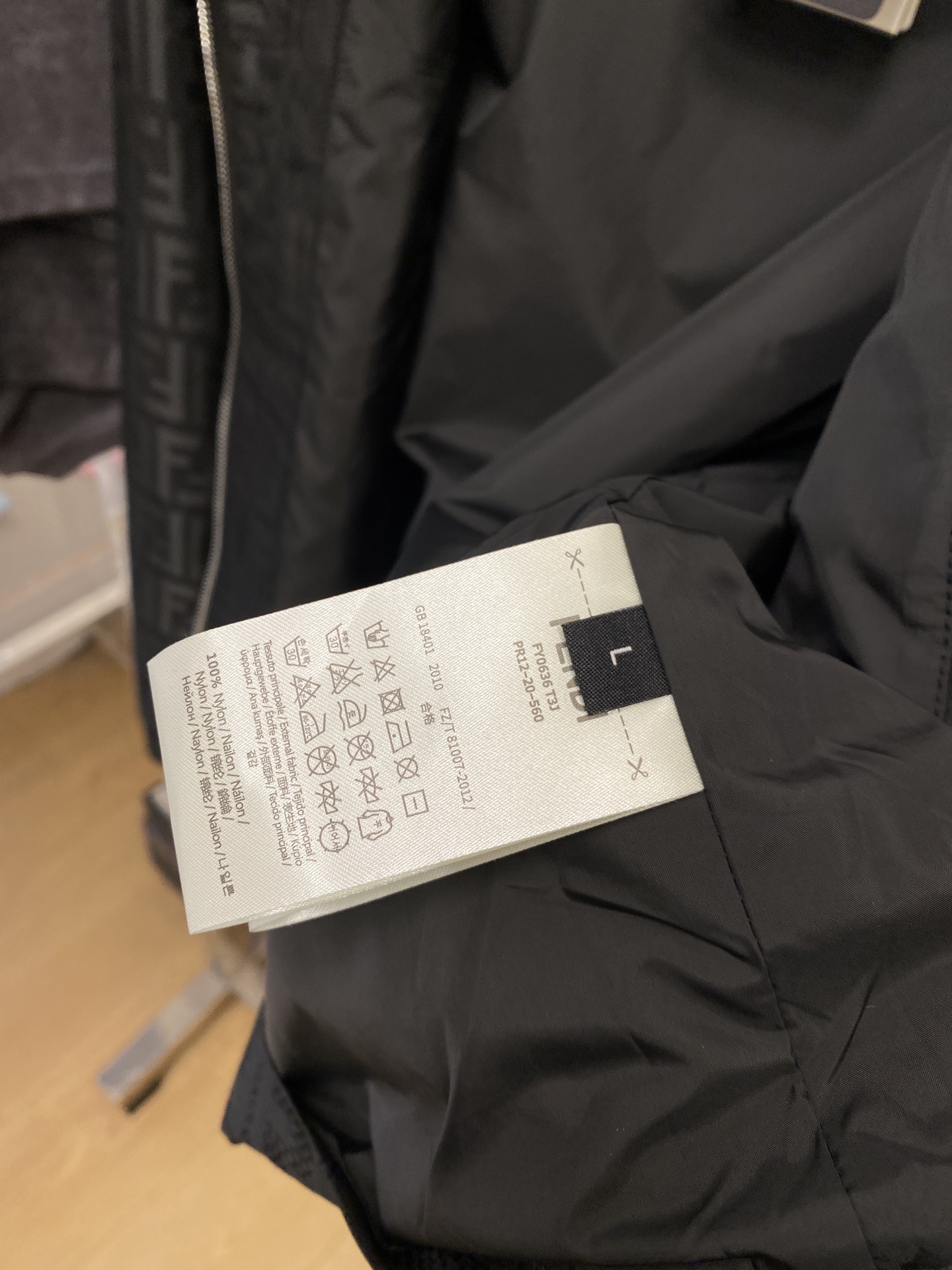 ￼ 🌾退换！芬迪、2025新品夹克外套，时尚帅气，简约百搭款，原版五金辅料logo，定制原版面料，不仅挺