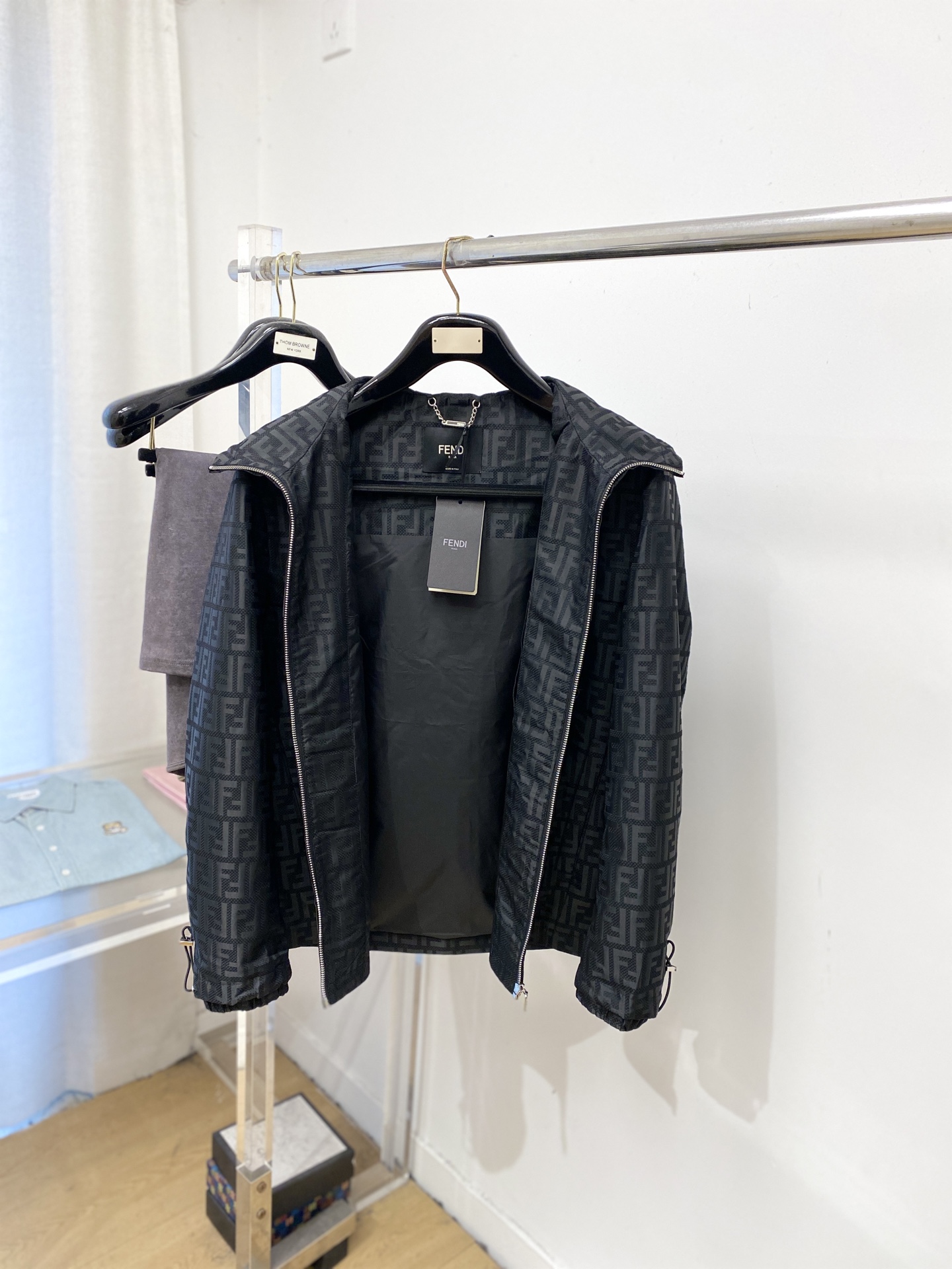 ￼ 🌾退换！芬迪、2025新品夹克外套，时尚帅气，简约百搭款，原版五金辅料logo，定制原版面料，不仅挺