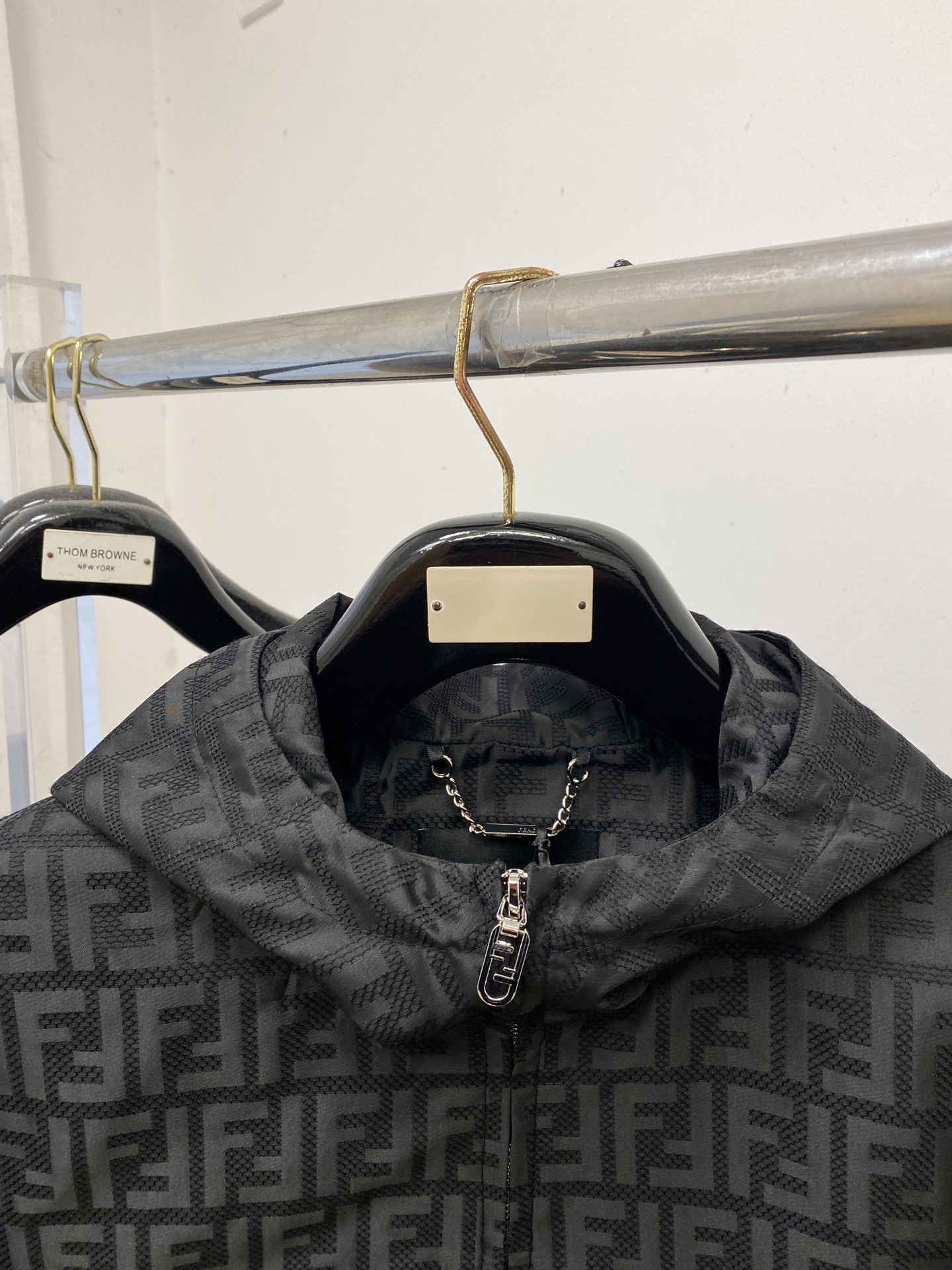 ￼ 🌾退换！芬迪、2025新品夹克外套，时尚帅气，简约百搭款，原版五金辅料logo，定制原版面料，不仅挺