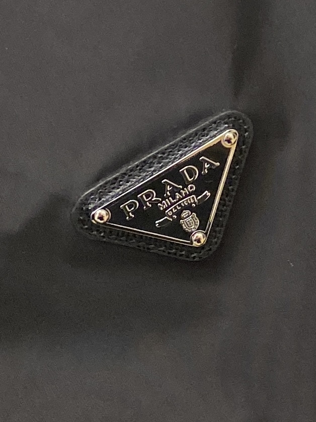 ￼ 🌾退换！普拉达、2025新品夹克外套，时尚帅气，简约百搭款，胸前五金装饰三角标logo，定制原版面料