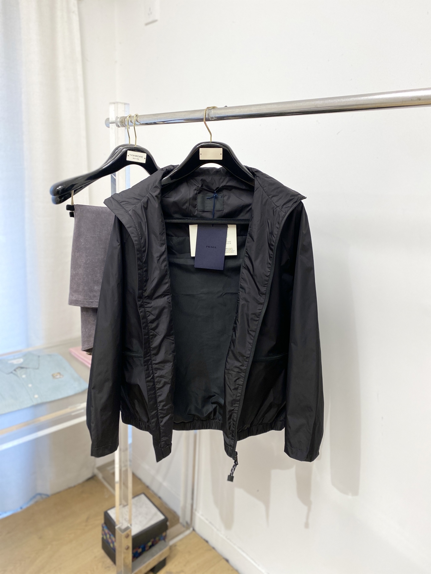 ￼ 🌾退换！普拉达、2025新品夹克外套，时尚帅气，简约百搭款，胸前五金装饰三角标logo，定制原版面料