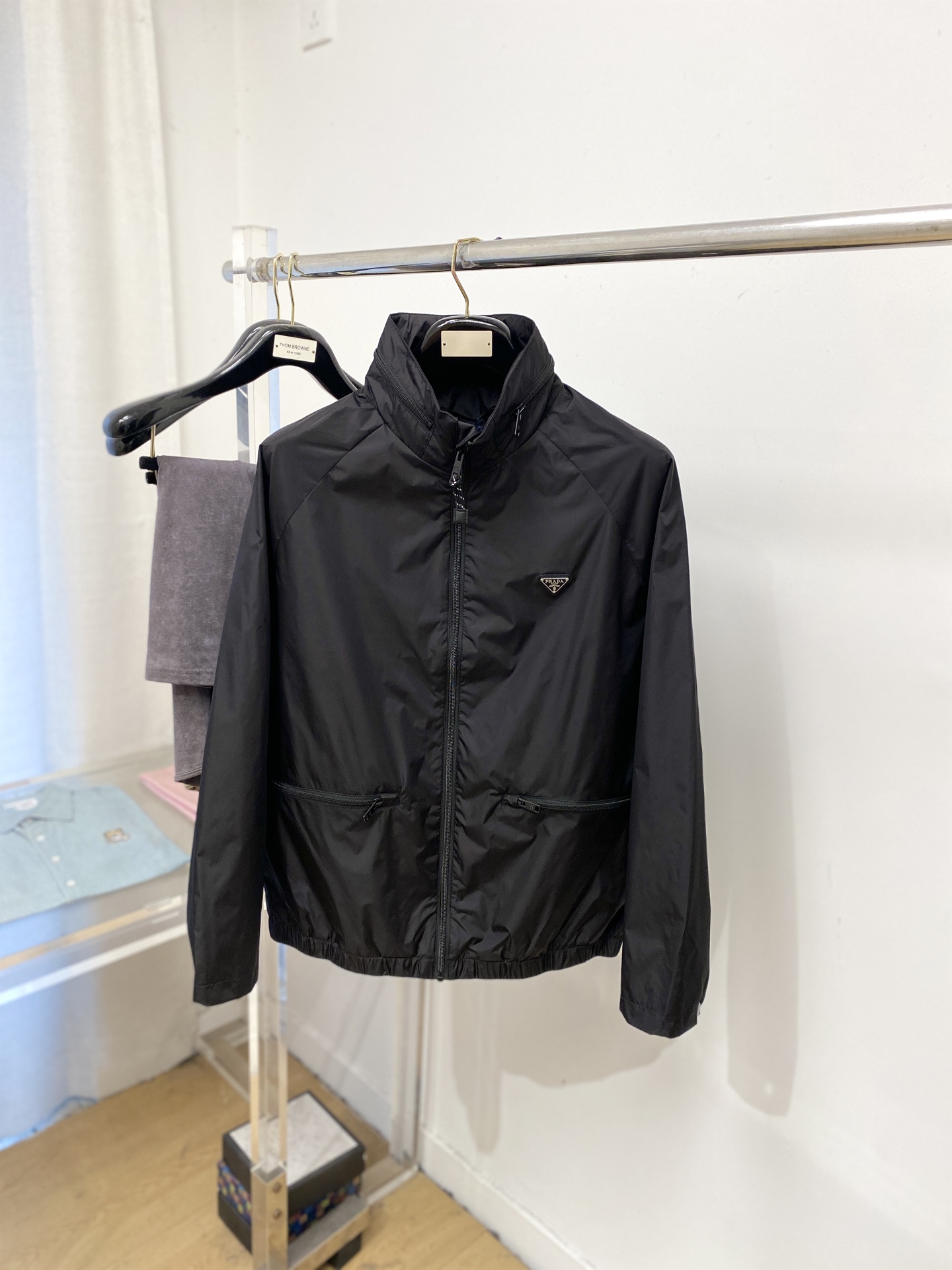 ￼ 🌾退换！普拉达、2025新品夹克外套，时尚帅气，简约百搭款，胸前五金装饰三角标logo，定制原版面料