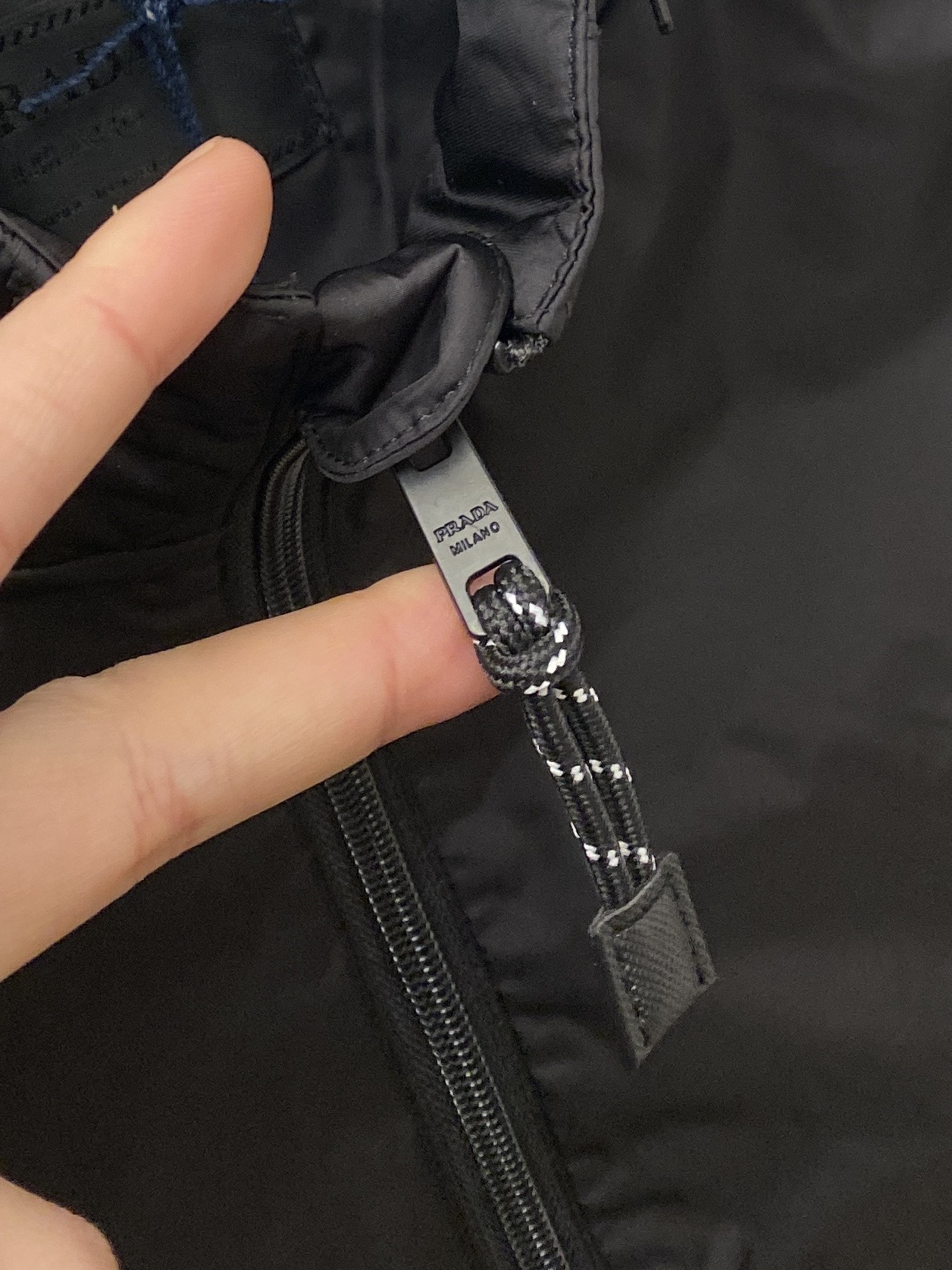 ￼ 🌾退换！普拉达、2025新品夹克外套，时尚帅气，简约百搭款，胸前五金装饰三角标logo，定制原版面料