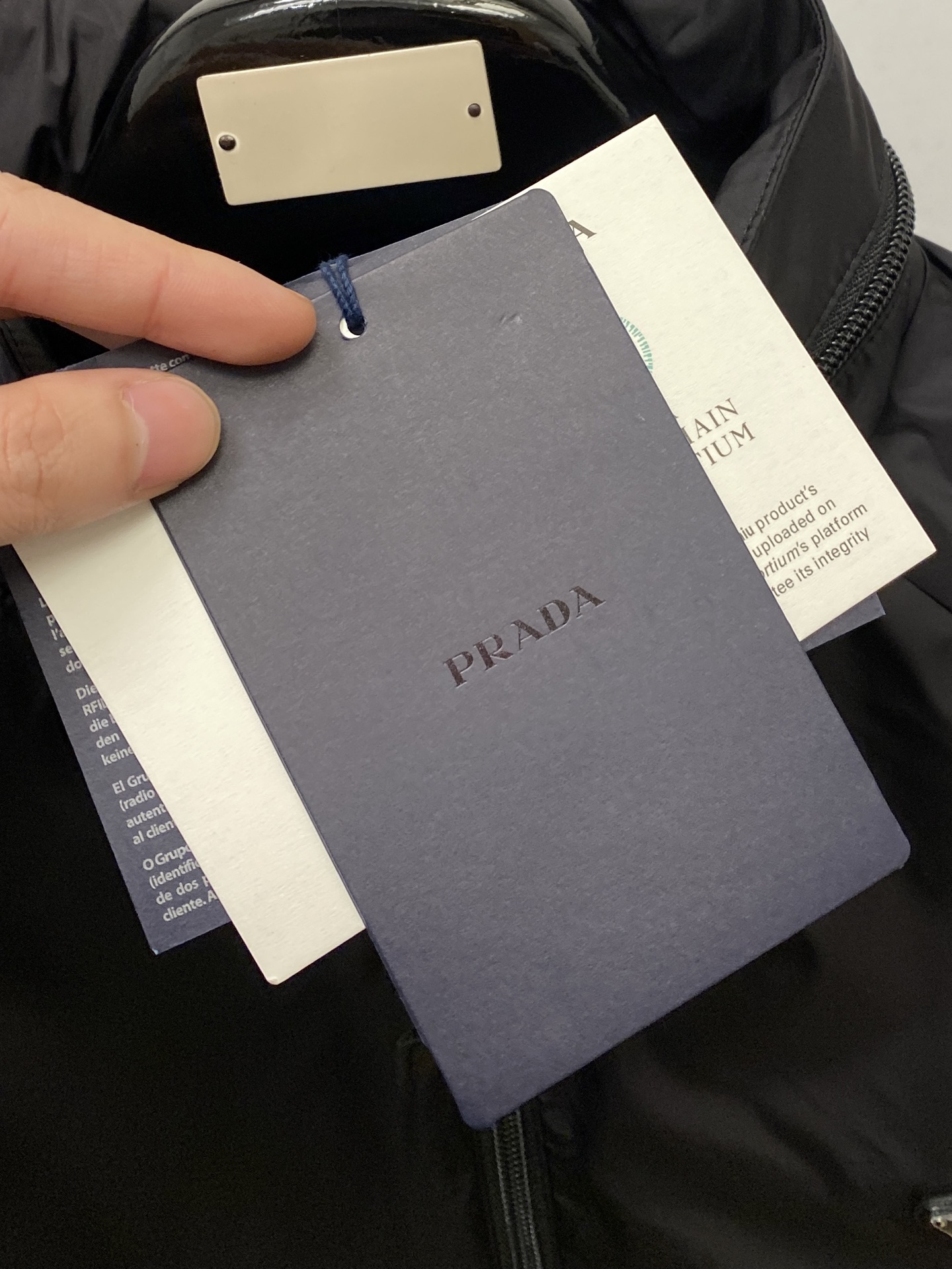 ￼ 🌾退换！普拉达、2025新品夹克外套，时尚帅气，简约百搭款，胸前五金装饰三角标logo，定制原版面料